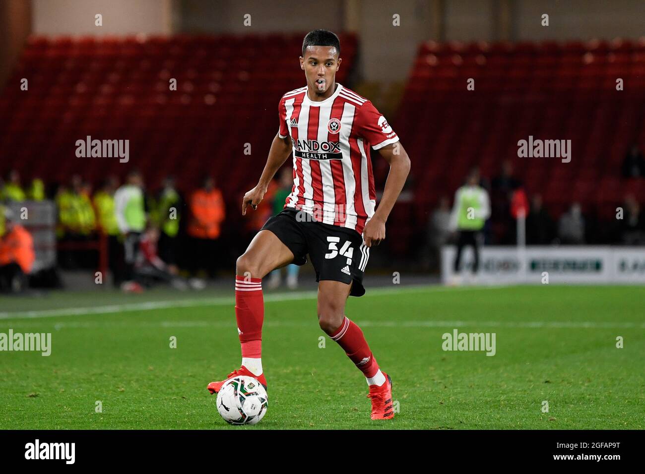 Sheffield, Großbritannien. August 2021. Kyron Gordon #34 von Sheffield United mit dem Ball in Sheffield, Vereinigtes Königreich am 8/24/2021. (Foto von Simon Whitehead/News Images/Sipa USA) Quelle: SIPA USA/Alamy Live News Stockfoto