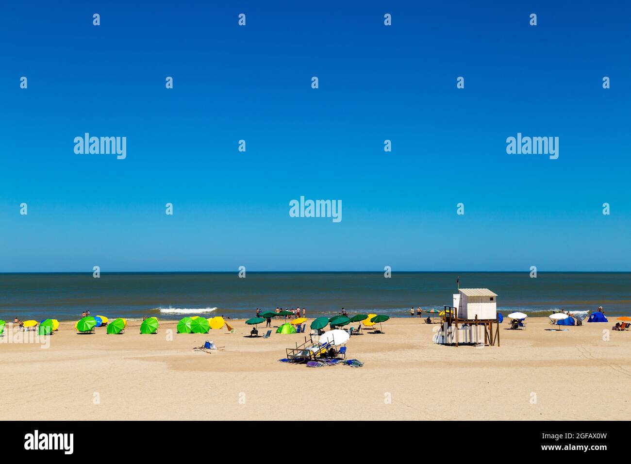 Blick auf das Leben am Strand. Flaches Design Komposition für Hintergrund. Sonniger Sommertag an der südatlantikküste. Speicherplatz kopieren. MAR DE LAS PAMPAS, BUENOS AIRES, ARG Stockfoto