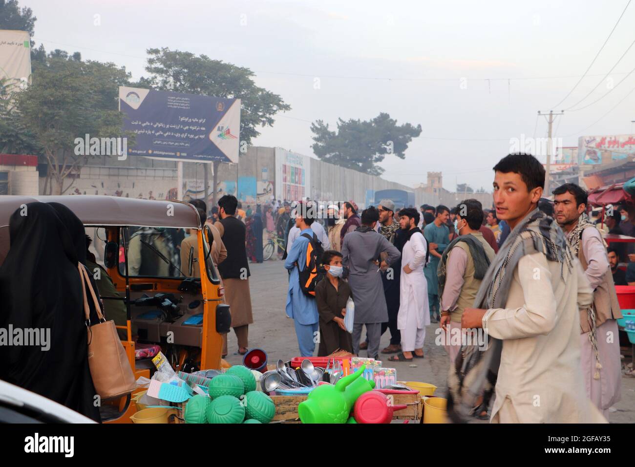 Kabul, Afghanistan. August 2021. Am Dienstag, den 24. August 2021, versammeln sich Afghanen vor dem Hamid Karzai International Airport, um aus dem Land in Kabul, Afghanistan, zu fliehen. Foto von Bashir Darwish/UPI Credit: UPI/Alamy Live News Stockfoto