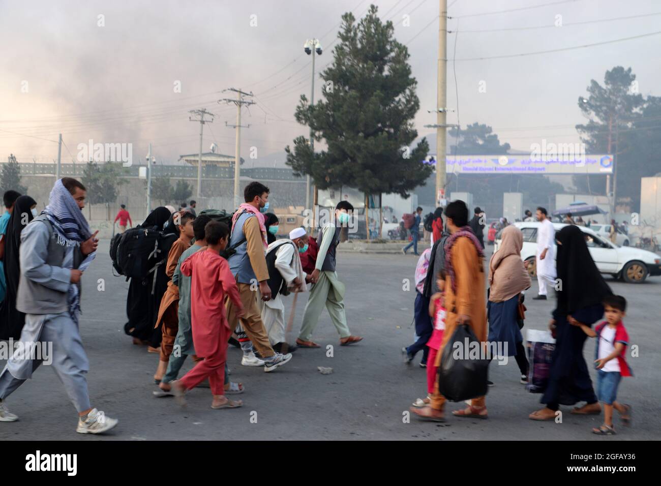 Kabul, Afghanistan. August 2021. Afghanen versammeln sich am Dienstag, den 24. August, vor dem Hamid Karzai International Airport, um aus dem Land zu fliehen. 2021. Foto von Bashir Darwish/UPI Credit: UPI/Alamy Live News Stockfoto