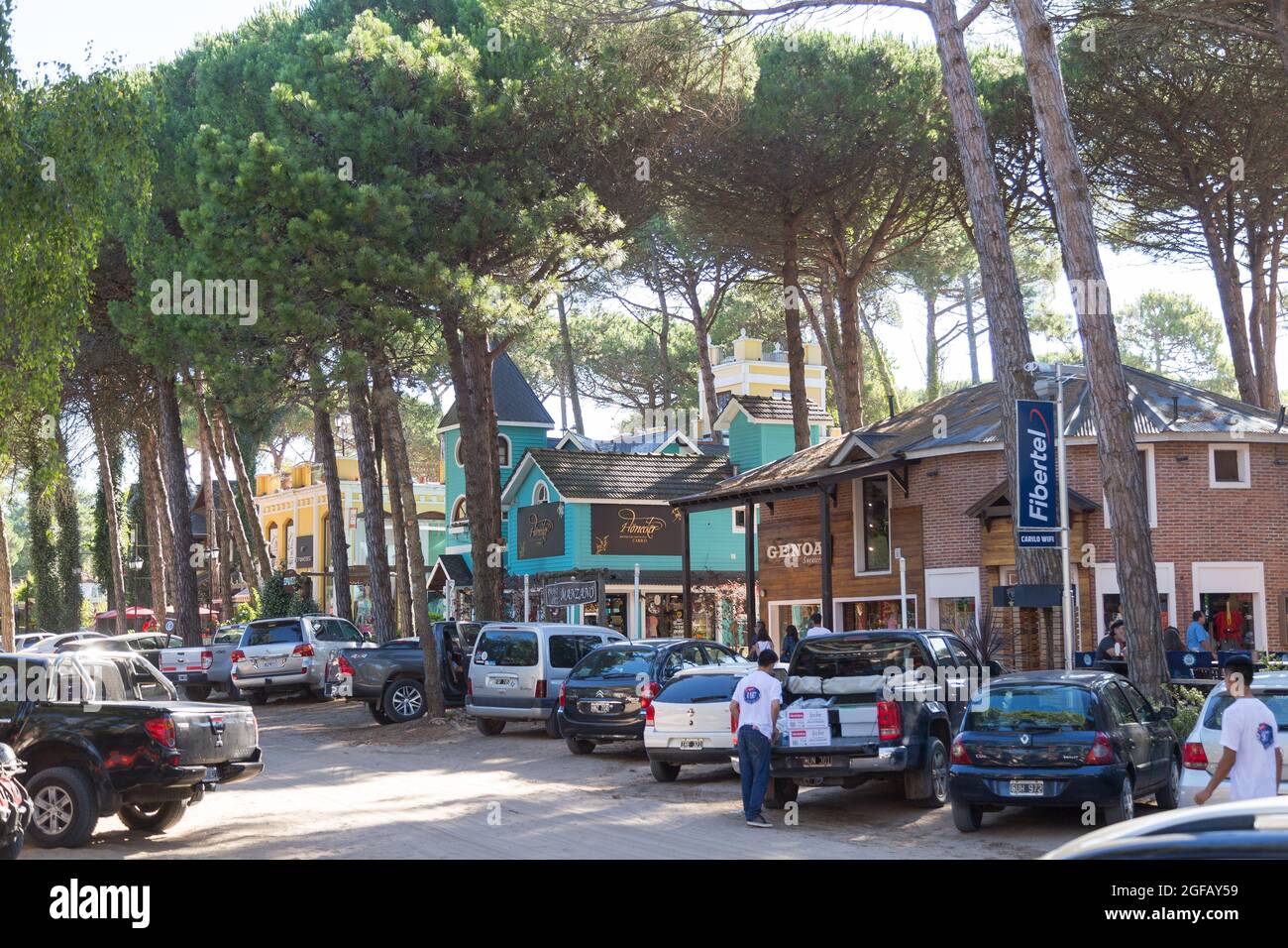 Stadtzentrum von Carilo. Eine schöne kleine Stadt in der Nähe des Meeres ohne gepflasterter Straßen. Carilo, Buenos Aires, Argentinien. Stockfoto