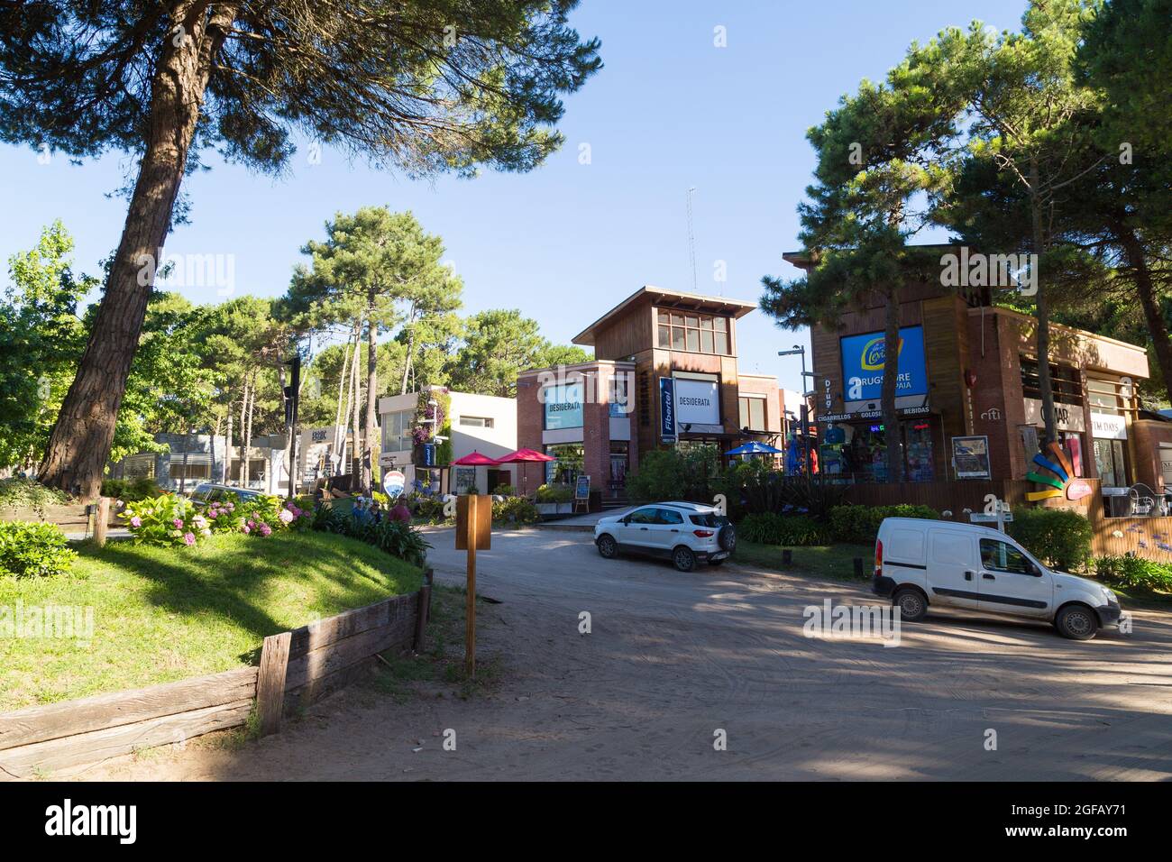 Stadtzentrum von Carilo. Eine schöne kleine Stadt in der Nähe des Meeres ohne gepflasterter Straßen. Carilo, Buenos Aires, Argentinien. Stockfoto