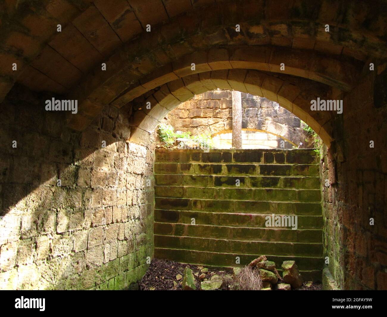 RABAT, MALTA - 16. März 2014: Die gewölbte Decke eines unterirdischen Wasserreservoirs auf den maltesischen Inseln, Rabat, Malta. Stockfoto