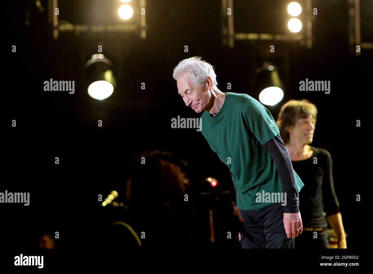 24. August 2021, London, England: (Bild der Datei) der Rolling Stones-Schlagzeuger Charlie Watts ist am 24. August 2021 im Alter von 80 Jahren in London gestorben. Sein Tod in einem Krankenhaus wurde von seinem Publizisten Bernard Doherty angekündigt. Andere Angaben wurden sofort nicht gemacht. Bild der Datei - Charlie Watts tritt 2014 mit den Rolling Stones beim Rock in Rio Musikfestival in Lissabon auf. (Bild: © Pedro Fiuza/ZUMA Press Wire) Stockfoto