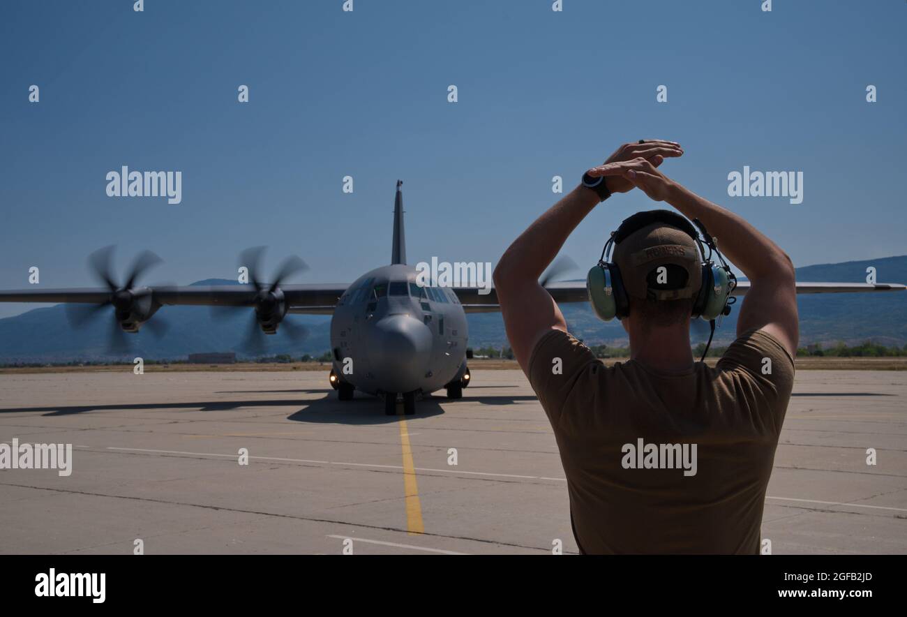 US Air Force Staff Sgt. David Roger, Leiter des 86. Maintenance Squadron-Teams, führt während des thrakischen Sommers 2021 am Plovdiv Airport, Bulgarien, 23. August 2021 ein C-130J Super Hercules-Flugzeug auf seinen Parkplatz. Kontinuierliche Feldtrainings und Interaktionen zwischen alliierten und Partnerkräften, wie der Thrakische Sommer, ermöglichen es den US- und bulgarischen Streitkräften, als Team zusammenzuarbeiten, um Sicherheitsbedrohungen in und außerhalb Europas zu bekämpfen und alle Teilnehmer in die Lage zu versetzen, sich an internationalen Koalitionen zu beteiligen. (USA Luftwaffe Foto von Senior Airman Branden Rae) Stockfoto