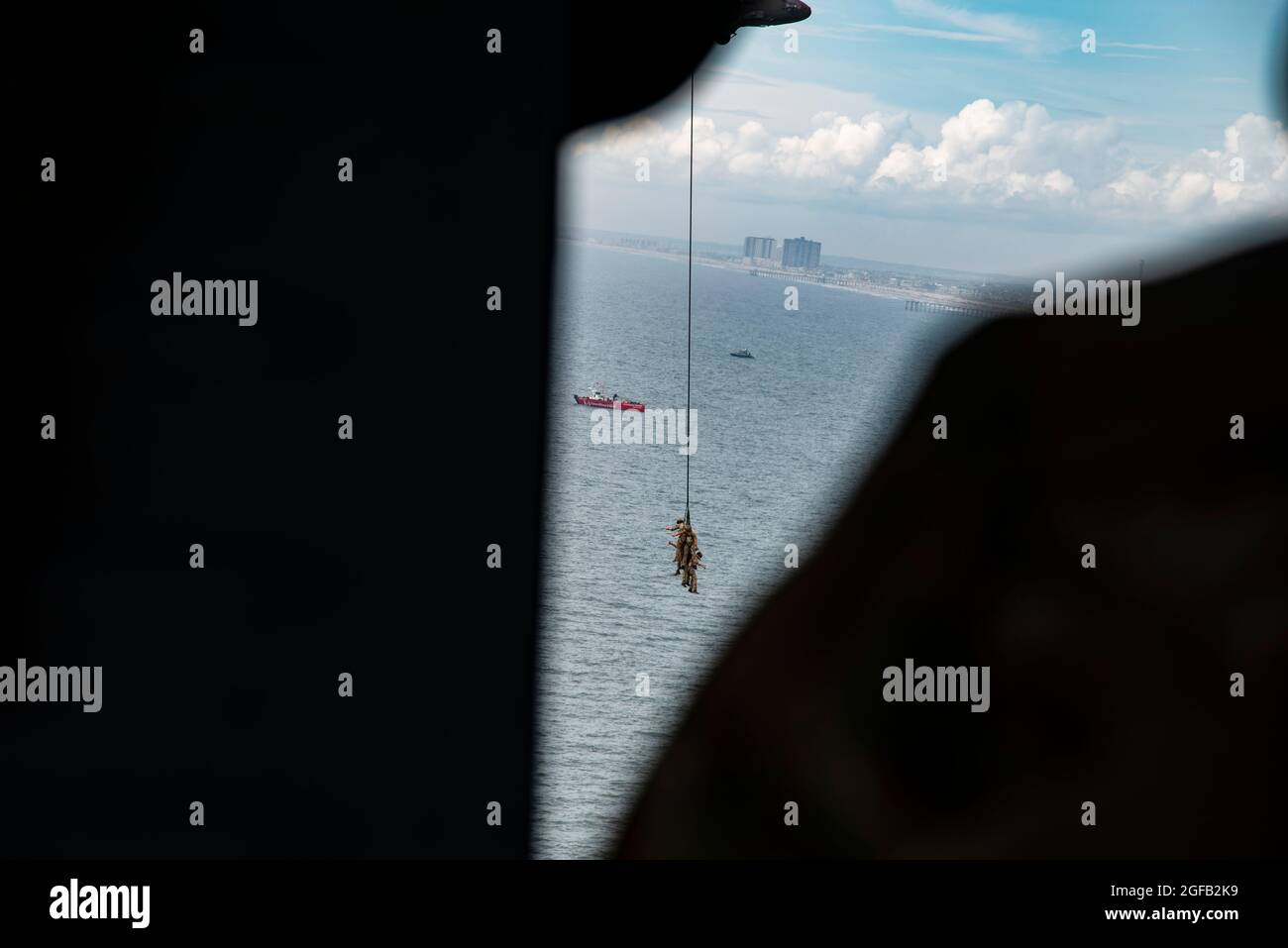 Mitglieder des 227. Air Support Operations Squadron, vom 177. Fighter Wing, Und eine New Jersey Army National Guard UH-60 Black Hawk Helikopter-Crew führt eine Demonstration von Special Patrol Insertion and Exfiltration (SPIONE) und Fast Rope Infiltration and Extraction (FRIES) am 18. August 2021 über dem Atlantik durch Atlantic City, N.J. durch Die Kundgebung VON SPIONEN und POMMES WAR eine von vielen Akten, die 2021 auf der Atlantic City Air Show „A Salute to Those Who Serve“ aufgeführt wurden. (USA Foto der Air National Guard von Senior Airman Hunter Hires) Stockfoto