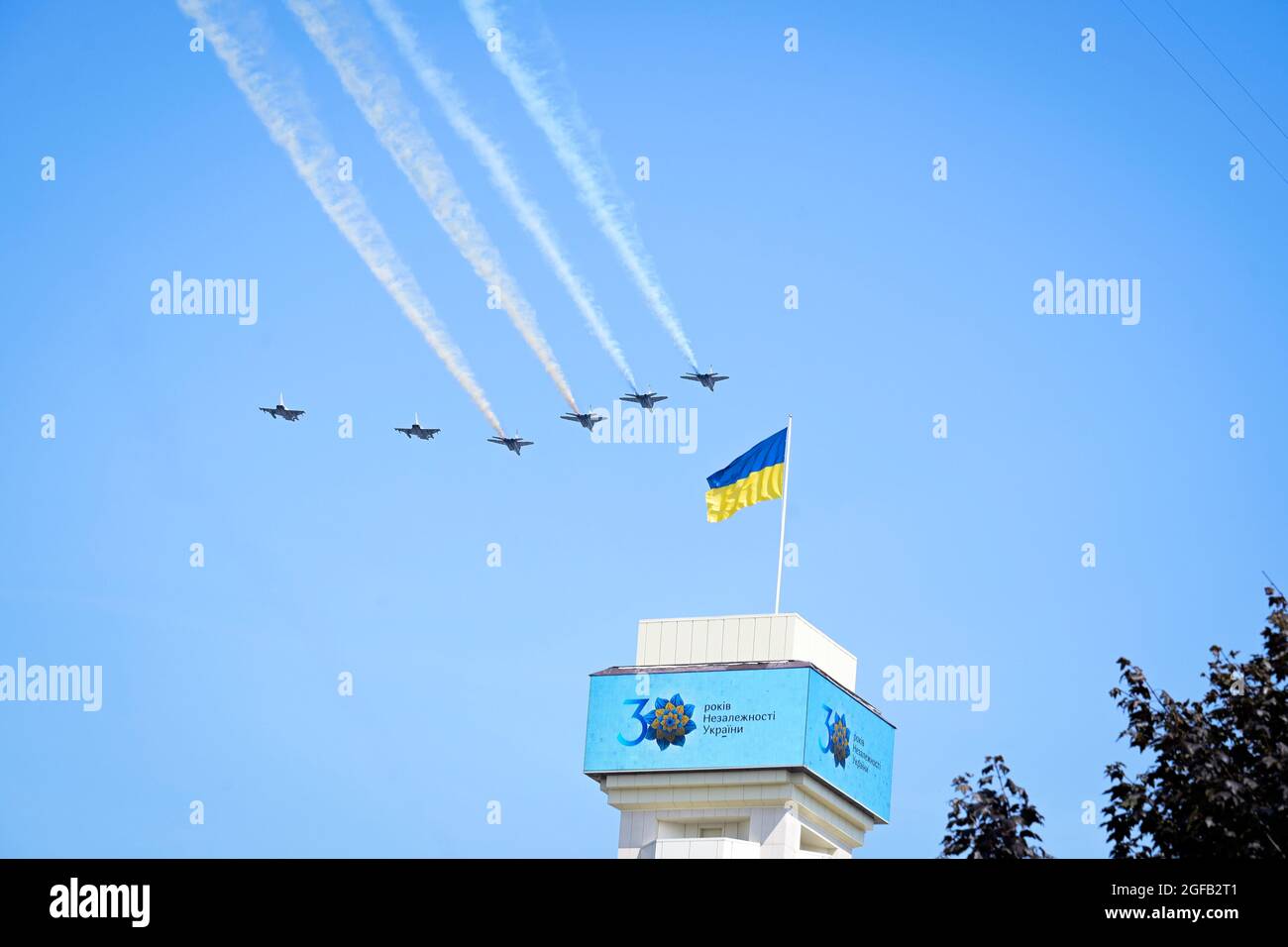 Ukrainische Militärflugzeuge fliegen über die Parade zum Unabhängigkeitstag in Kiew, Ukraine, 24. August 2021. Die 30. Feier der Unabhängigkeit beinhaltete Flugzeugüberflüge und eine Parade von Militäreinheiten, Fahrzeugen und Bands, die am Maidan vorbeibewegten. (USA Luftwaffe Foto von Senior Airman Madeline Herzog) Stockfoto