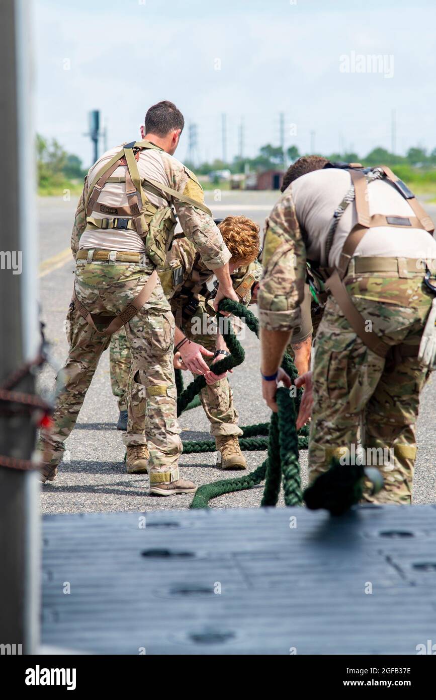 Mitglieder des 227. Air Support Operations Squadron vom 177. Fighter Wing arbeiten mit zwei Hubschraubercrews der New Jersey Army National Guard UH-60 Black Hawk zusammen, vom Assault Helicopter Bataillon 1-150, Vorbereitung auf eine Demonstration von Special Patrol Insertion and Exfiltration (SPIES) und Fast Rope Infiltration and Extraction (FRIES) am 18. August 2021 im Bader Field in Atlantic City, N.J. Die Kundgebung VON SPIONEN und POMMES WAR eine von vielen Akten, die 2021 auf der Atlantic City Air Show „A Salute to Those Who Serve“ aufgeführt wurden. (USA Foto der Air National Guard von Senior Airman Hunter Hires) Stockfoto
