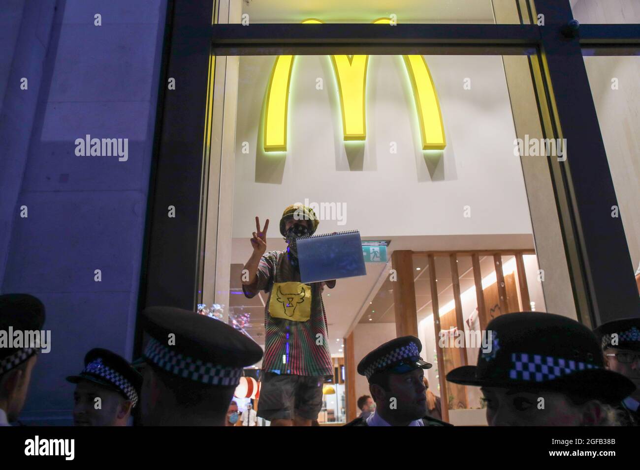 LONDON, ENGLAND - 24 2021. AUGUST, Extinction Rebellion's Animal Rebellion am Dienstag, den 24. August 2021, übernehmen Demonstranten McDonald's auf dem Leicester Square. (Kredit: Lucy North | MI News) Kredit: MI Nachrichten & Sport /Alamy Live News Stockfoto