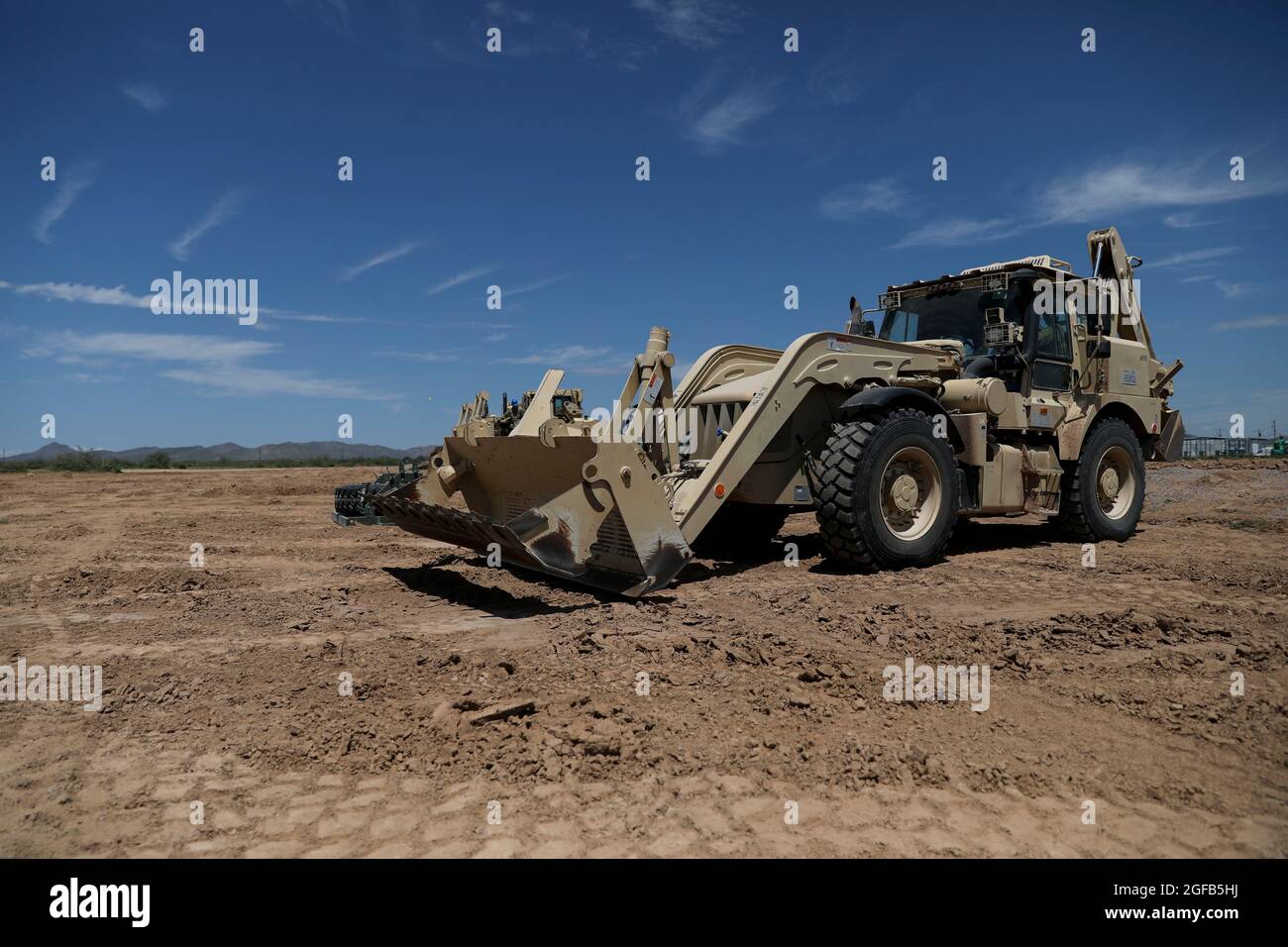 Soldaten der 2. Brigade, 1. Gepanzerte Division, brechen den Boden in Vorbereitung auf die Erweiterung des Dona Ana Wohngebiets in der Nähe von Fort Bliss, Texas, 22. August 2021. Das Verteidigungsministerium stellt zur Unterstützung des Außenministeriums Transportmittel und provisorische Unterkünfte zur Verfügung, um die Operation Allies Refuge zu unterstützen. Diese Initiative geht auf das Engagement Amerikas für afghanische Bürger zurück, die den Vereinigten Staaten geholfen haben, und bietet ihnen wichtige Unterstützung an sicheren Orten außerhalb Afghanistans. (USA Armee-Foto von SPC. Elijah Ingram) Stockfoto
