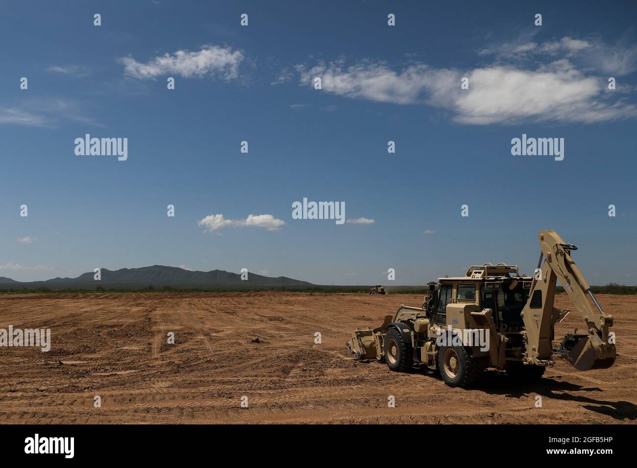 Soldaten der 2. Brigade, 1. Gepanzerte Division, brechen den Boden in Vorbereitung auf die Erweiterung des Dona Ana Wohngebiets in der Nähe von Fort Bliss, Texas, 22. August 2021. Das Verteidigungsministerium stellt zur Unterstützung des Außenministeriums Transportmittel und provisorische Unterkünfte zur Verfügung, um die Operation Allies Refuge zu unterstützen. Diese Initiative geht auf das Engagement Amerikas für afghanische Bürger zurück, die den Vereinigten Staaten geholfen haben, und bietet ihnen wichtige Unterstützung an sicheren Orten außerhalb Afghanistans. (USA Armee-Foto von SPC. Elijah Ingram) Stockfoto