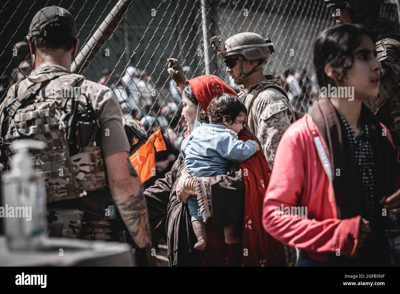 Evakuierte warten auf ihren Abflug am Hamid Karzai International Airport, Afghanistan, 23. August 2021. US-Dienstmitglieder unterstützen das Außenministerium bei einer nicht-kämpferischen Evakuierungsoperation (NEO).Foto des U.S. Marine Corps von Gunnery Sgt. Melissa Marnell) Stockfoto