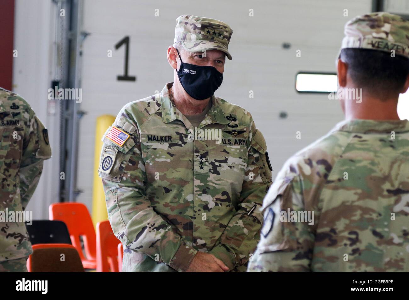 U.S. Army LT. General Donnie Walker, stellvertretender kommandierender General des U.S. Army Maternel Command und leitender Kommandeur im Redstone Arsenal, Alabama, hört als 1. Sgt. Walter Veazey, 10th Chemical Company, Task Force McCoy, spricht über die Unterstützung, die seine Einheit den Afghanen während ihres Aufenthalts in Fort McCoy, Wisconsin, am 23. August 2021, leistet. Das Verteidigungsministerium stellt zur Unterstützung des Außenministeriums Transportmittel und provisorische Unterkünfte zur Verfügung, um die Operation Allies Refuge zu unterstützen. Diese Initiative geht auf das Engagement Amerikas für die afghanischen Bürger ein, die den Vereinigten Staaten geholfen haben, Stockfoto