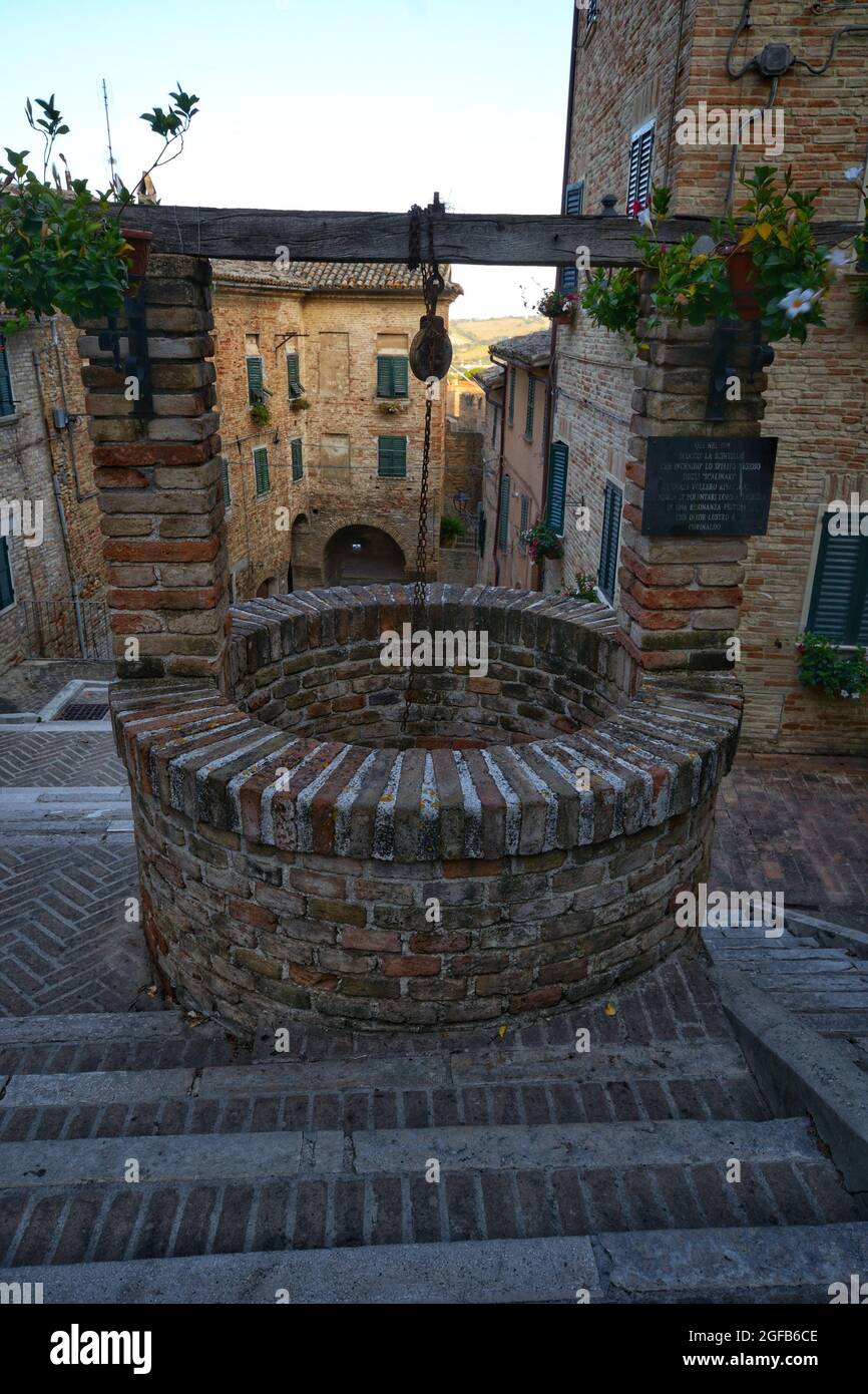 Mittelalterlicher Ziegelwasserbrunnen auf der Treppe in Corinaldo Stadt, Marken, Italien Stockfoto