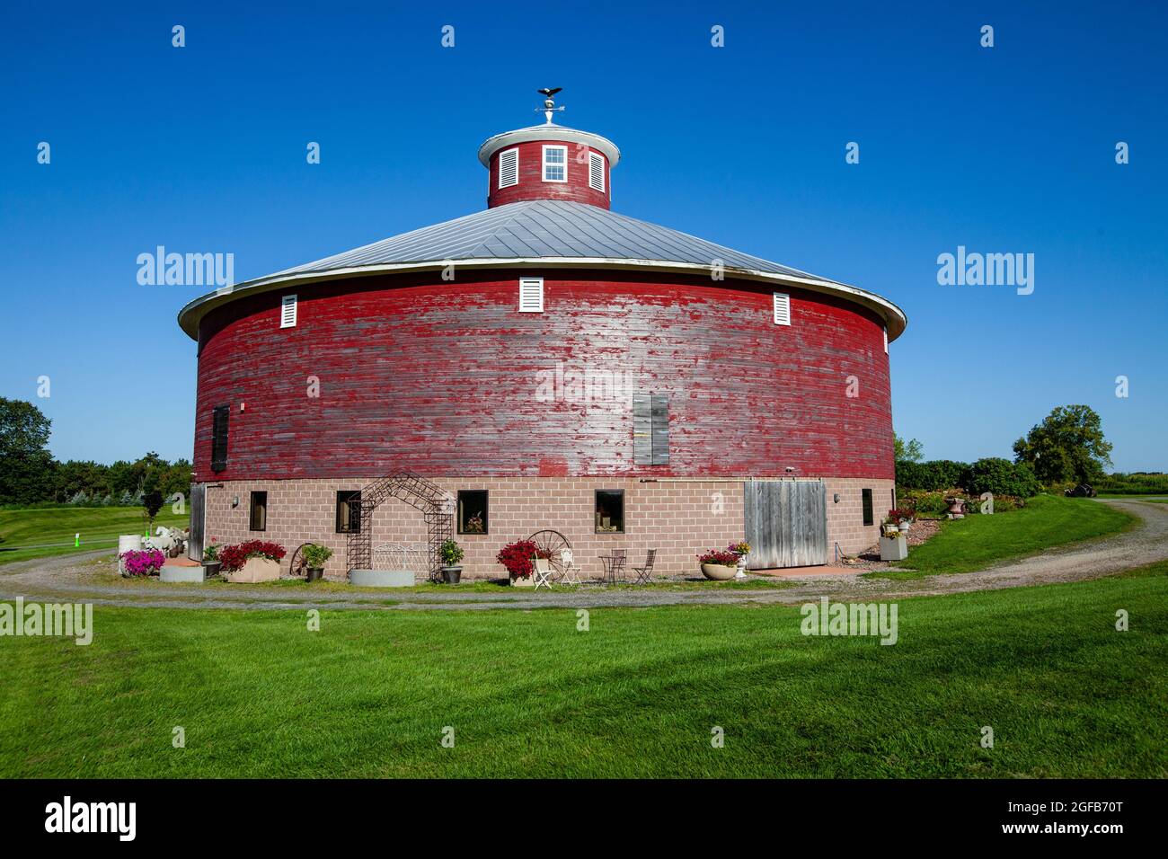 Wausau, Wisconsin, USA, 15. August 2021: Runde rote Scheune im Willow Springs Garden, horizontal Stockfoto