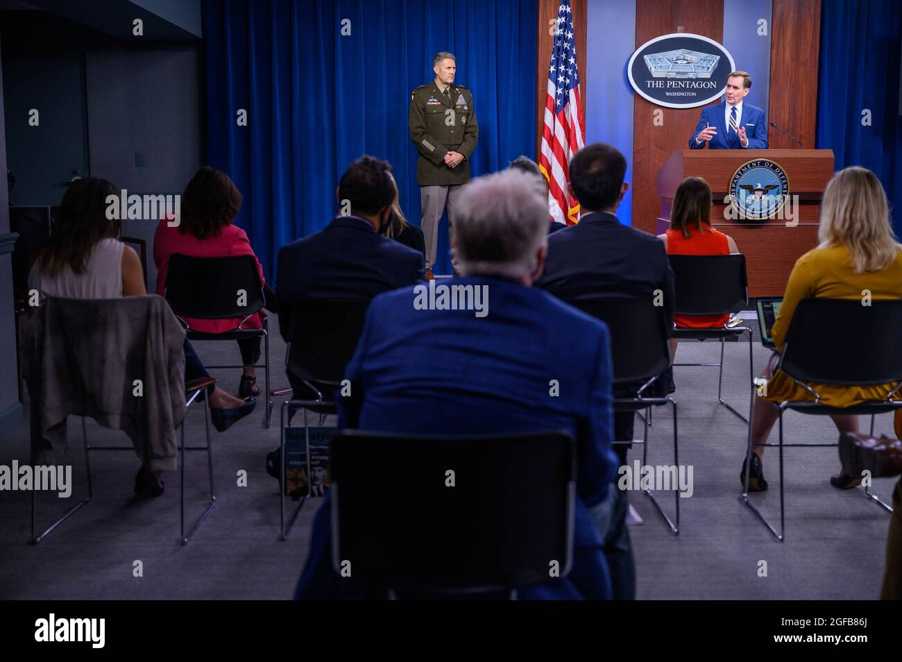 Der Pressesekretär des US-amerikanischen Verteidigungsministerium, John F. Kirby, hält am 24. August 2021 eine Pressekonferenz mit Army Maj. General William D. „Hank“ Taylor über Afghanistan im US-amerikanischen Bundesstaat Washington, D.C.. (Foto des Verteidigungsministeriums der US Air Force, Sgt. Jack Sanders) Stockfoto