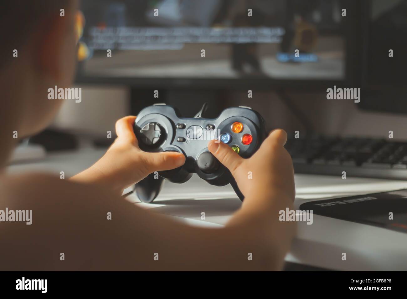 Der Junge spielt ein Computerspiel. Joystick in der Hand. Ein Spieler in einem Computerclub. Spiele für Kinder. Stockfoto