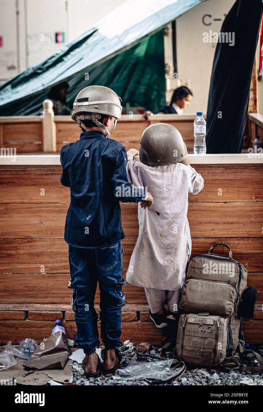 Kinder warten auf Evakuierung am Hamid Karzai International Airport, Afghanistan, 23. August 2021. US-Dienstmitglieder unterstützen das Außenministerium bei einer nicht-kämpferischen Evakuierungsoperation (NEO).Foto des U.S. Marine Corps von Gunnery Sgt. Melissa Marnell) Stockfoto