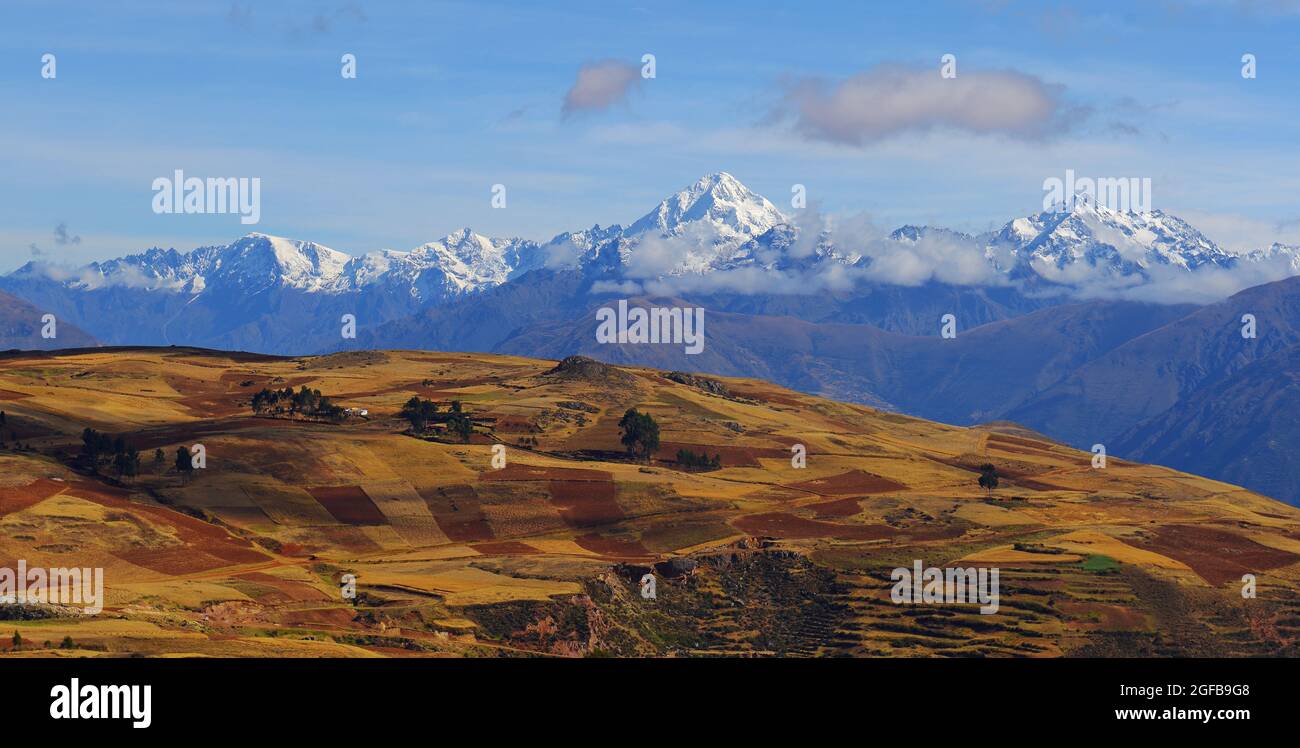 Heiliges Tal der Inka-Panoramalandschaft mit Salkantay-Gipfel, Provinz Cusco, Peru. Stockfoto