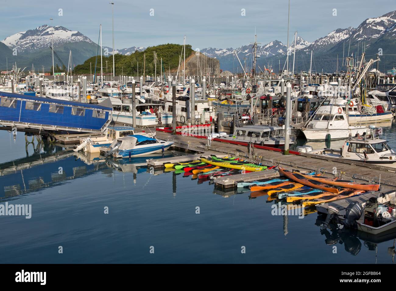 Hafen von Valdez, Fischereiflotte, Kajakverleih, Ende Juni, natürliche Kulisse der stark vergletscherten Chugach-Bergkette. Stockfoto