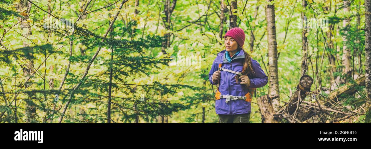 Herbstwanderung Wandern Frau Wandern im Wald Panorama Banner Hintergrund. Stockfoto