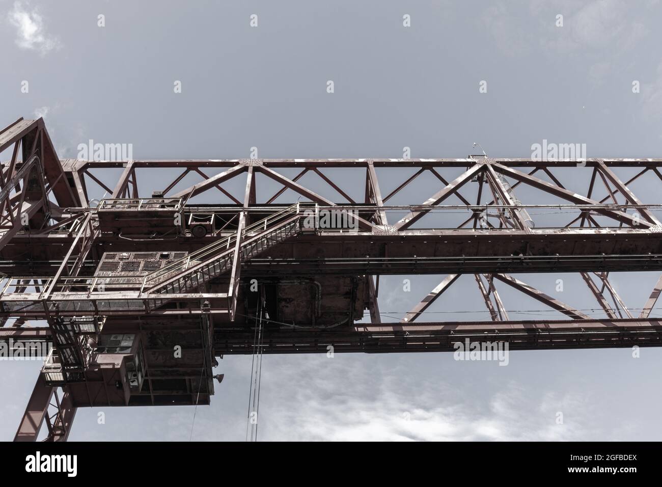 Industrielle Architektur über der Struktur gegen den grauen Himmel, horizontal Aspekt Stockfoto