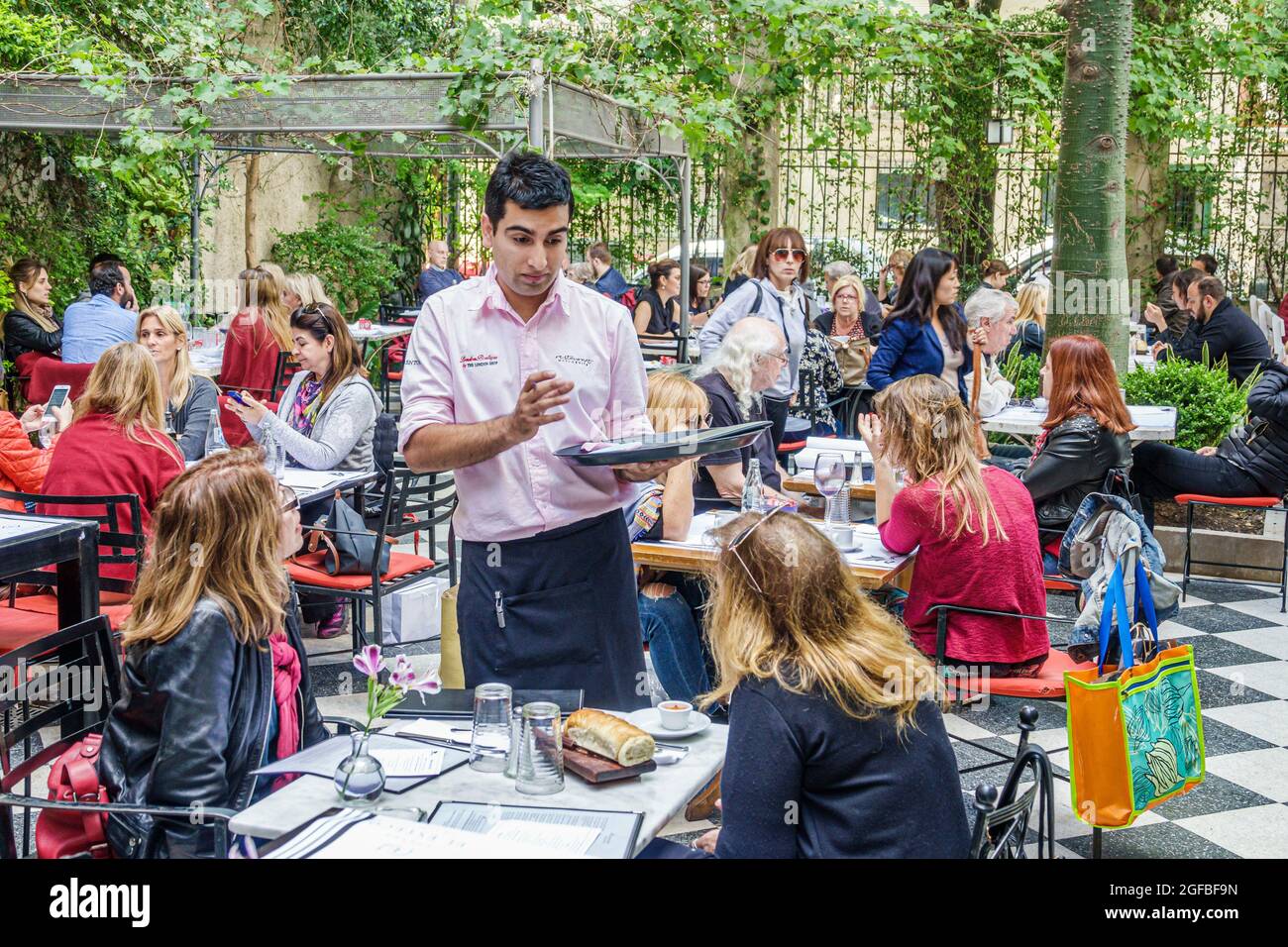 Buenos Aires Argentinien, Palermo, Museo Evita Peron Museum, Restaurant im Freien außerhalb Abendessen Mann männlich Frauen Tische Kellner Kellner Bestellung hispanisch Stockfoto