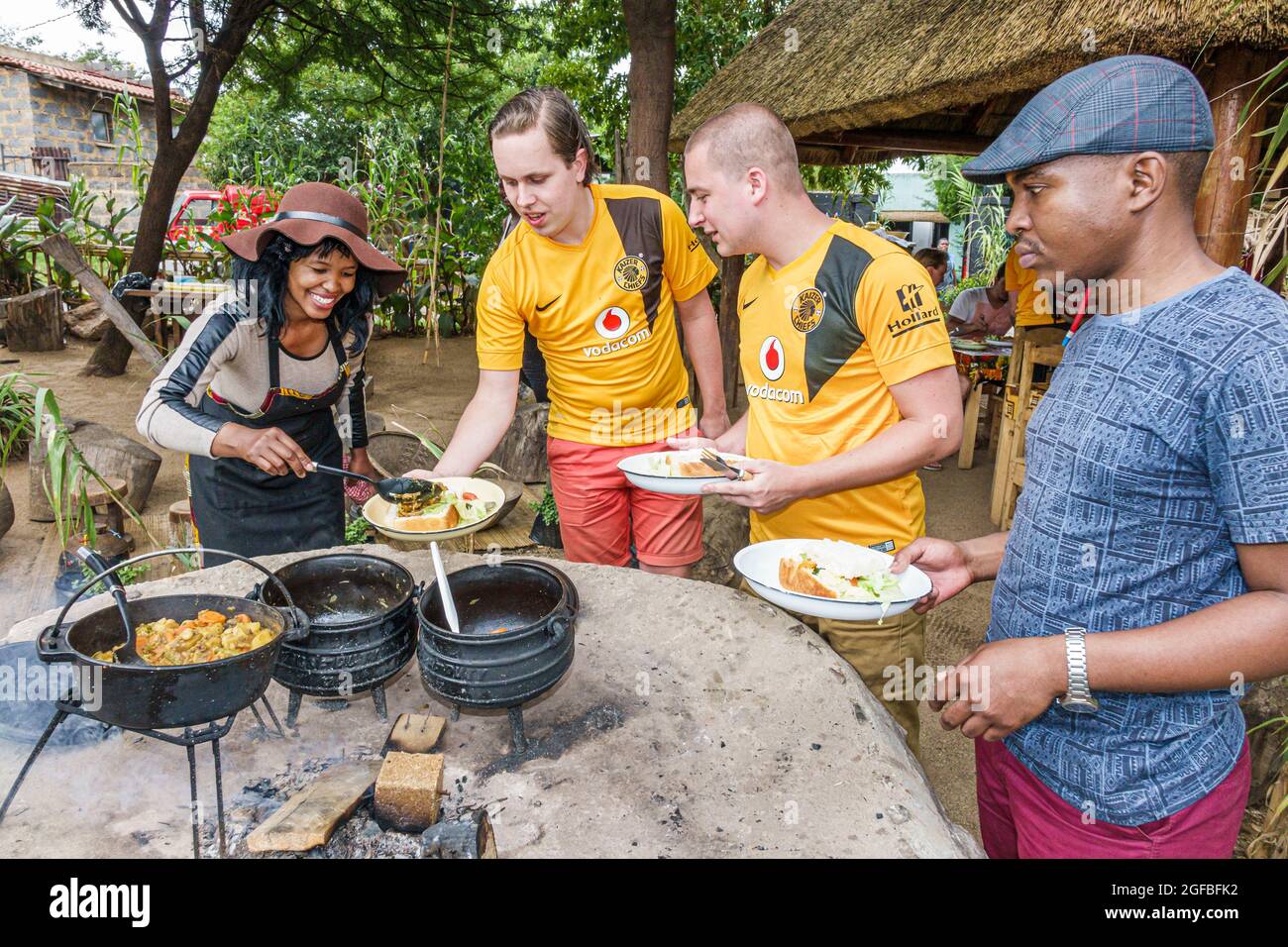 Johannesburg Südafrika, Soweto Lebo's Backpackers Hostel, Schwarze Frau weibliche Kochkessel serviert Mittagessen Mann Männer männlich, Stockfoto