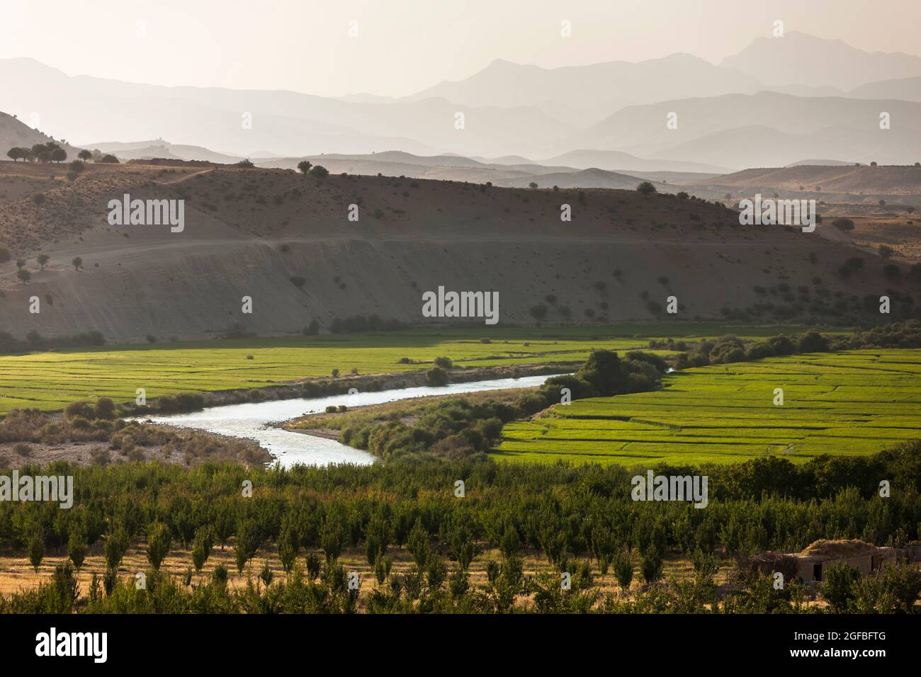 Abend des landwirtschaftlichen Feldes und des Flusses Kor auf Hochland, Zagros-Gebirge, in der Nähe von Garmeh, Fars Provinz, Iran, Persien, Westasien, Asien Stockfoto