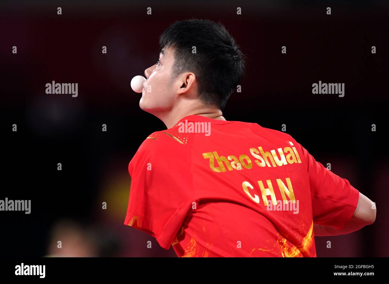 Der chinesische Zhao Shuai ist am ersten Tag der Paralympischen Spiele in Tokio 2020 in Japan beim Männer-Einzel-Tischtennis der Klasse 8 der Gruppe B im Tokyo Metropolitan Gymnasium im Einsatz. Bilddatum: Mittwoch, 25. August 2021. Stockfoto