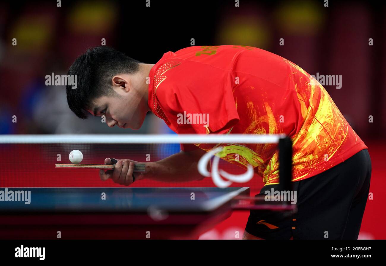 Der chinesische Zhao Shuai ist am ersten Tag der Paralympischen Spiele in Tokio 2020 in Japan beim Männer-Einzel-Tischtennis der Klasse 8 der Gruppe B im Tokyo Metropolitan Gymnasium im Einsatz. Bilddatum: Mittwoch, 25. August 2021. Stockfoto