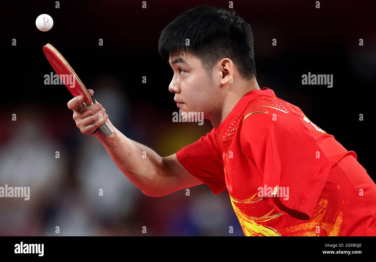 Der chinesische Zhao Shuai ist am ersten Tag der Paralympischen Spiele in Tokio 2020 in Japan beim Männer-Einzel-Tischtennis der Klasse 8 der Gruppe B im Tokyo Metropolitan Gymnasium im Einsatz. Bilddatum: Mittwoch, 25. August 2021. Stockfoto