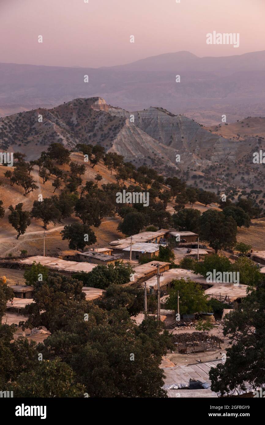 Abendglühen eines kleinen Dorfes im Hochland, in den Zagros Bergen, in der Nähe von Dalin, Fars Provinz, Iran, Persien, Westasien, Asien Stockfoto