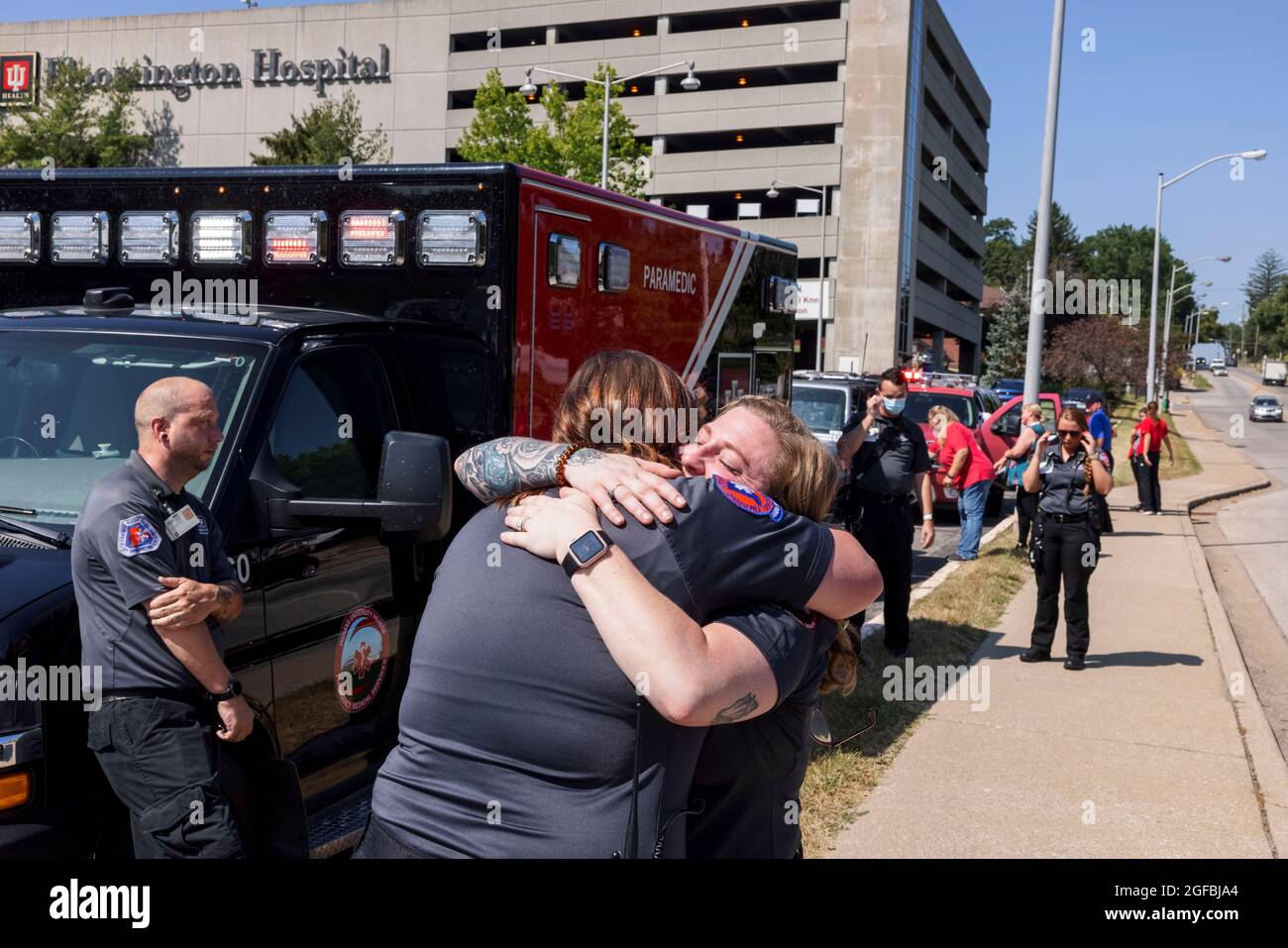 BLOOMINGTON, INDIANA – 24. AUGUST: Eine Prozession geht nach Osten auf der W. Second Street für Kyle Martincic, einen Sanitäter, der gestern (23. August 2021) nach einem medizinischen Notfall am 24. August 2021 in Bloomington, Indiana, starb. Martincic, der als Vollzeit-Zivilist als Sanitäter bei der White River Township Fire Department in Greenwood, Ind., Dienst hatte und gerade ein Reha-Training absolviert hatte, als er eine plötzliche Krankheit hatte. Später starb er im Methodist Hospital in Indianapolis. Er war der zweite Bereich Sanitäter, der kürzlich an einem Herzproblem starb. Stockfoto