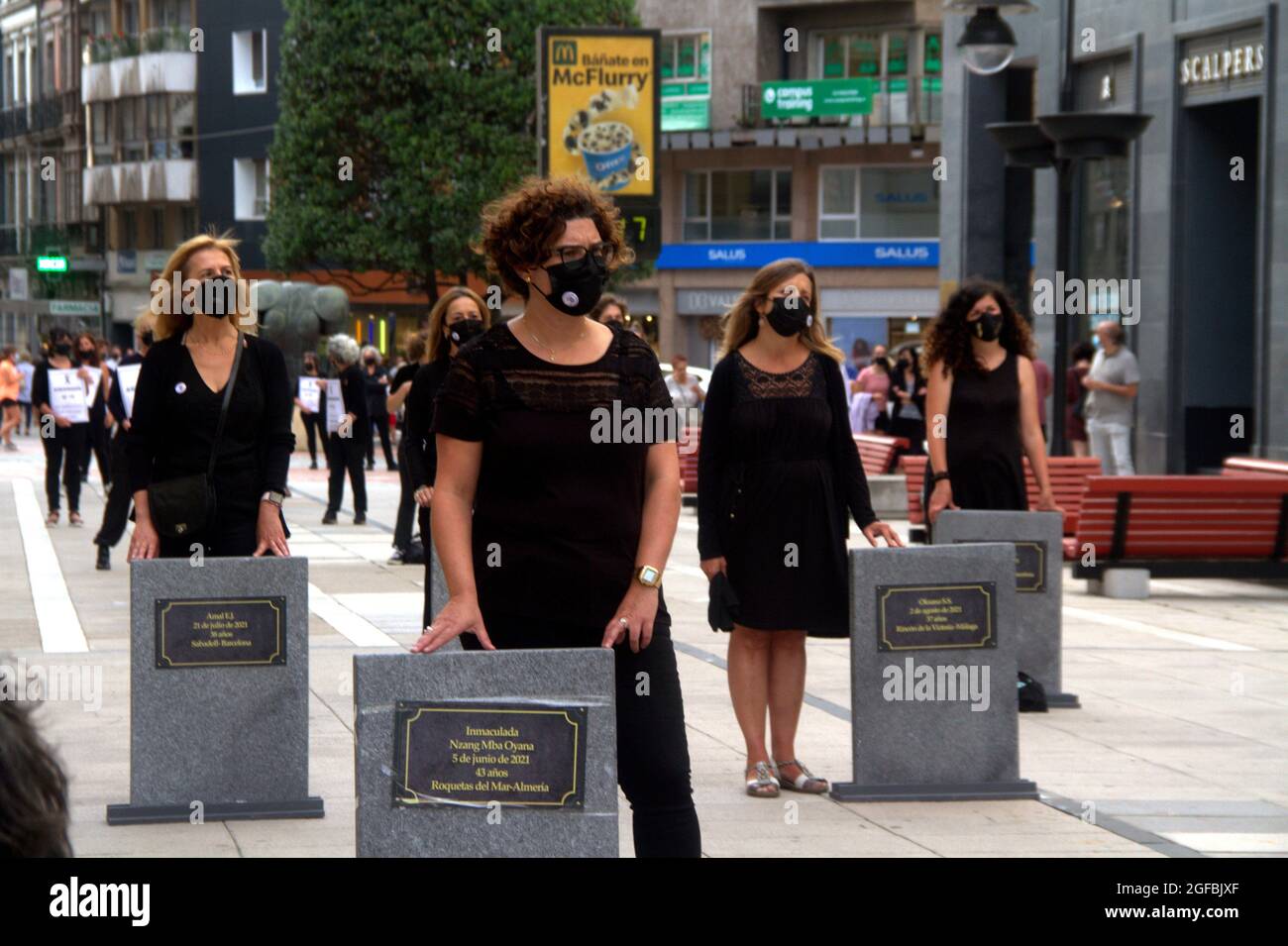 Spanien. August 2021. Mujeres de la Escandalera und Amnesty International haben das Zentrum von Oviedo schwarz gefärbt, um die Auswirkungen sexistische Gewalt und die Aggressivität der Täter zu verurteilen, wenn sie die Kontrolle über Frauen verlieren, „die hinter der Welle von Fällen und Morden aufgrund von geschlechtsspezifischer Gewalt nach der Pandemie stehen könnten, Bis 30 seit Anfang des Jahres, und eine Erinnerung an Anna ermordet in Teneriffa. (Foto von Mercedes Menendez/Pacific Press) Quelle: Pacific Press Media Production Corp./Alamy Live News Stockfoto