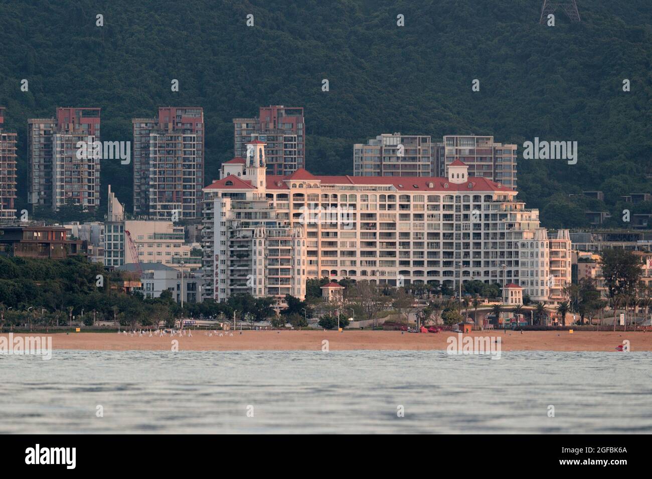 Mei Sha Beach mit Hotel dahinter, Yantian, Shatoujiao, Guangdong, China (von der Mirs Bay aus gesehen, Hongkong) 24.. August 2021 Stockfoto