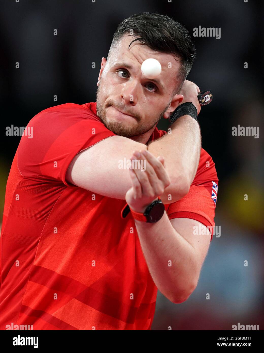 Der britische Aaron McKibbin ist am ersten Tag der Paralympischen Spiele in Tokio 2020 in Japan beim Männer-Einzel-Tischtennis der Klasse 8 der Gruppe F im Tokyo Metropolitan Gymnasium in Aktion. Bilddatum: Mittwoch, 25. August 2021. Stockfoto
