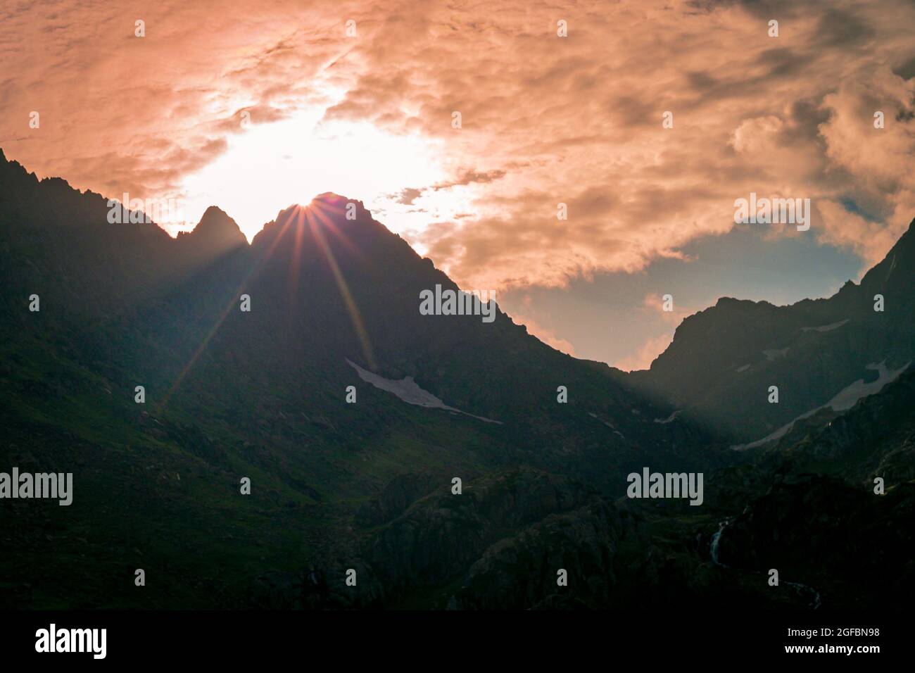 Sonnenaufgang in den Bergen. Auf dem Kashmir große Seen Trek in Sonamarg, Indien. Die erstaunliche Schönheit der Natur. Türkisfarbene Seen, Teer. Blauer Himmel und Weiß Stockfoto