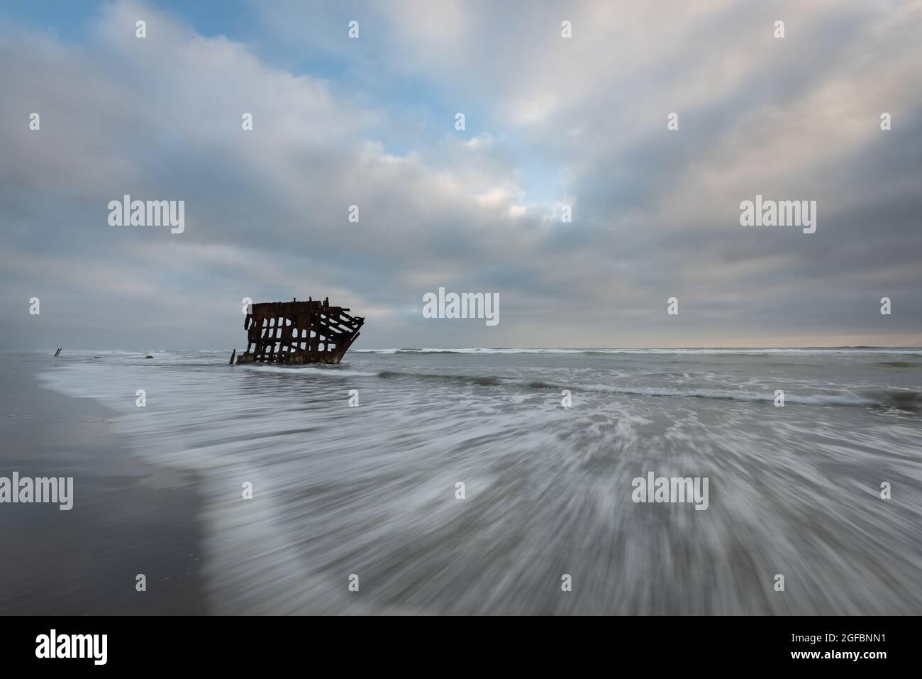 Peter Iredale Schiffswrack und Gezeiten an der Küste von Oregon, Pazifischer Nordwesten der Vereinigten Staaten Stockfoto