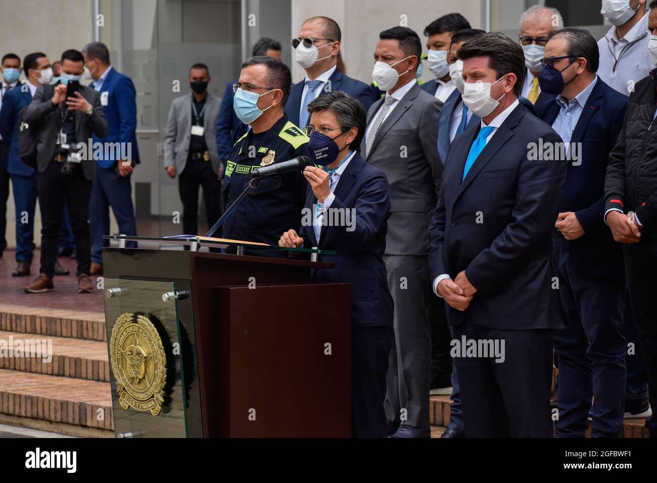 Der kolumbianische Generalmajor der Polizei Jorge Luis Vargas, Bürgermeister von Bogota, Claudia Lopez (Mitte) und der kolumbianische Verteidigungsminister Diego molano (rechts) nach dem kolumbianischen Gipfel für die Sicherheit der Bürger und das Leben als Delikte, Raub und Überfälle hatten sich im letzten Monat ereignete, als Gouverneure und Bürgermeister aus den wichtigsten Regionen Kolumbiens am 24. August 2021 in Bogota, Kolumbien, teilnahmen. Stockfoto