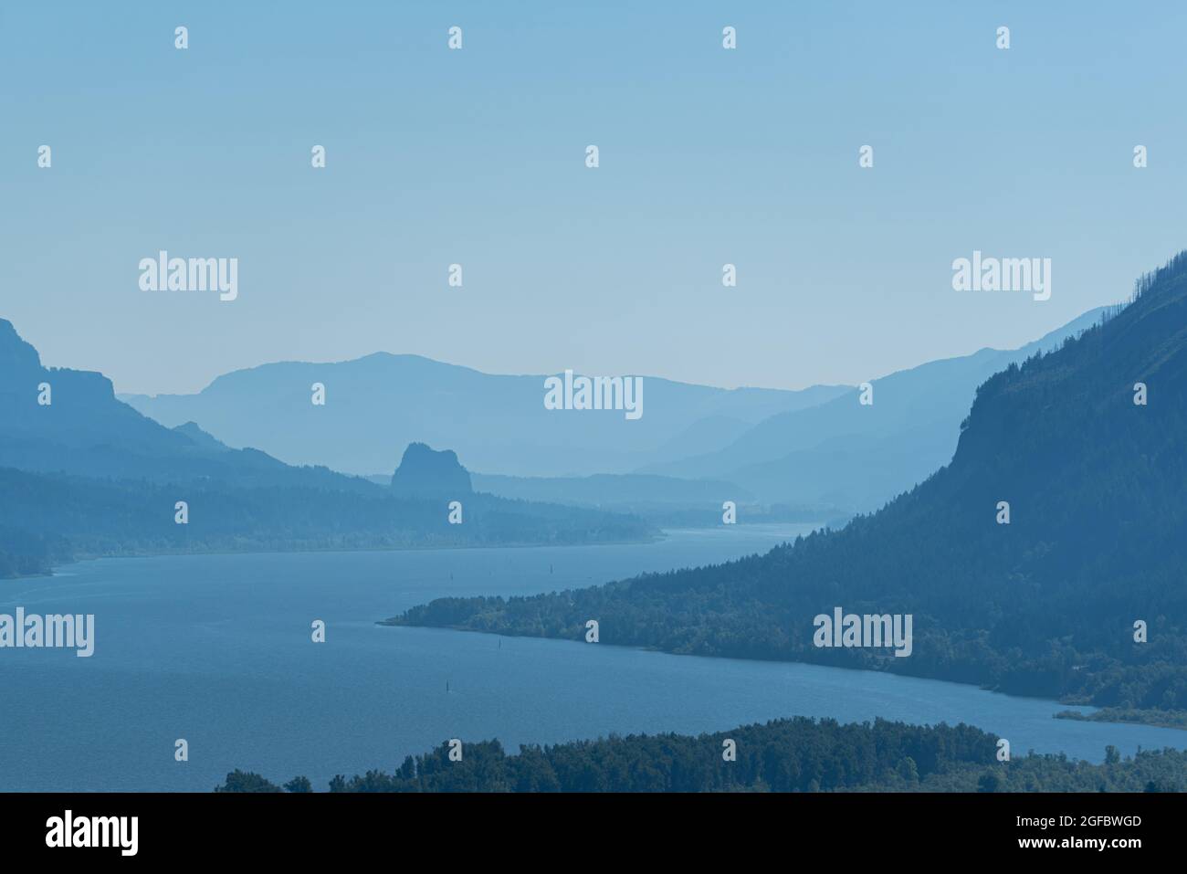 Wunderschöner und majestätischer Blick auf die atemberaubende Columbia River Gorge, Oregon, den Pazifischen Nordwesten der USA, mit viel Platz für Kopien Stockfoto