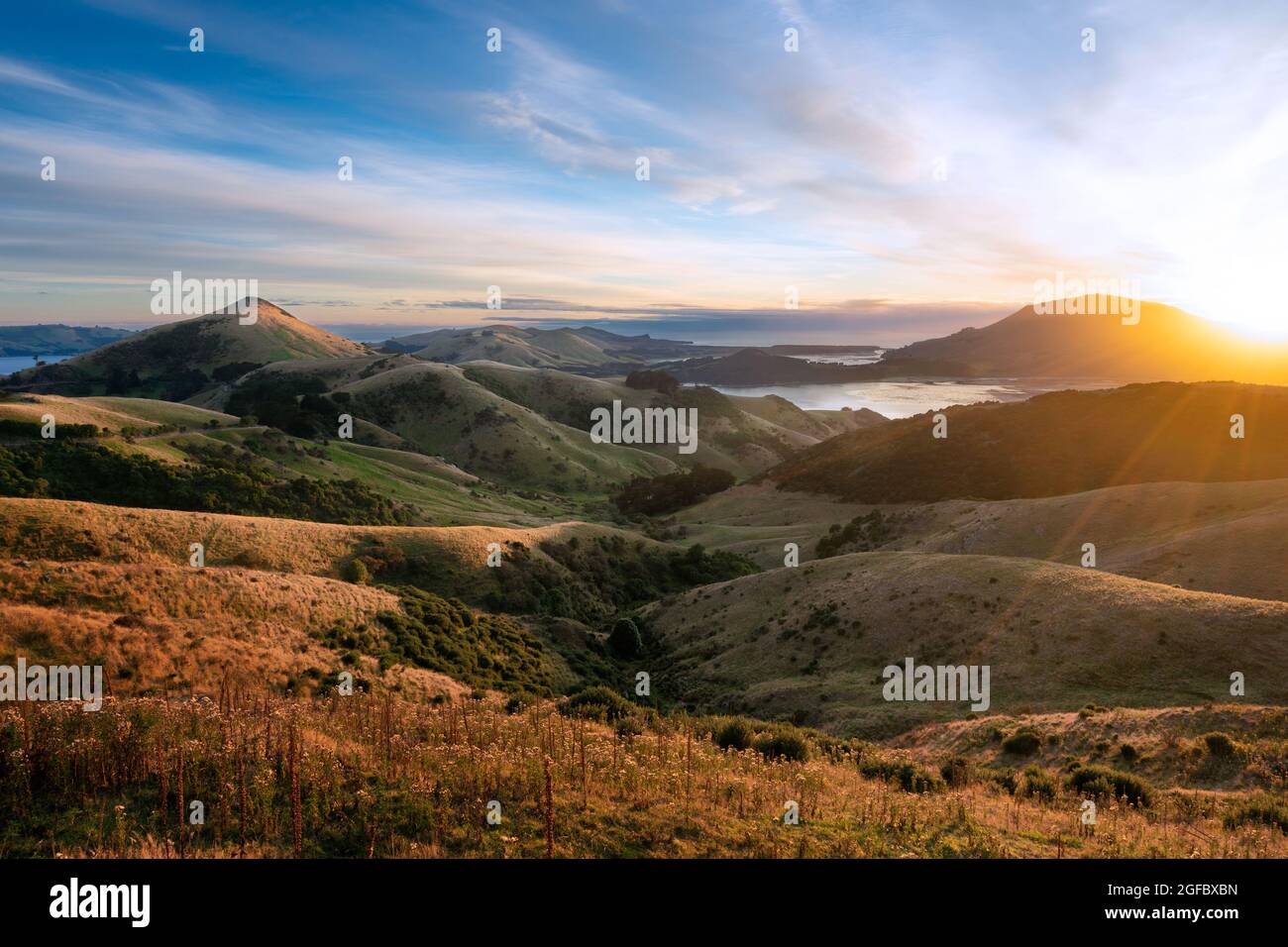 Sonnenaufgang über dem Hoopers Inlet, Otago Peninsula, Dunedin, Otago, Neuseeland Stockfoto