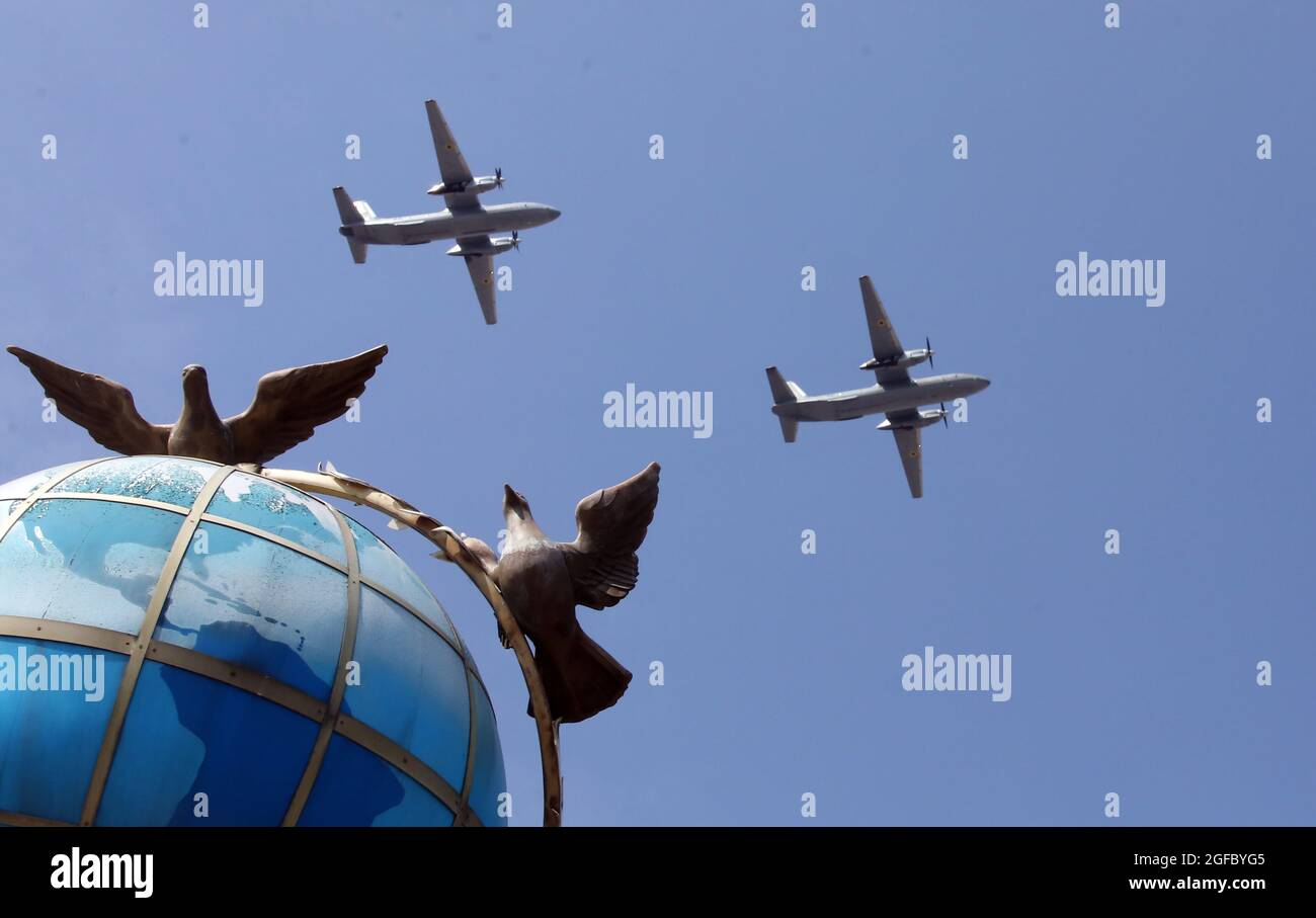 Nicht exklusiv: KIEW, UKRAINE - 24. AUGUST 2021 - Flugzeugausrüstung während der feierlichen Militärparade zum 30. Jahrestag der ukrainischen I. vorgestellt Stockfoto