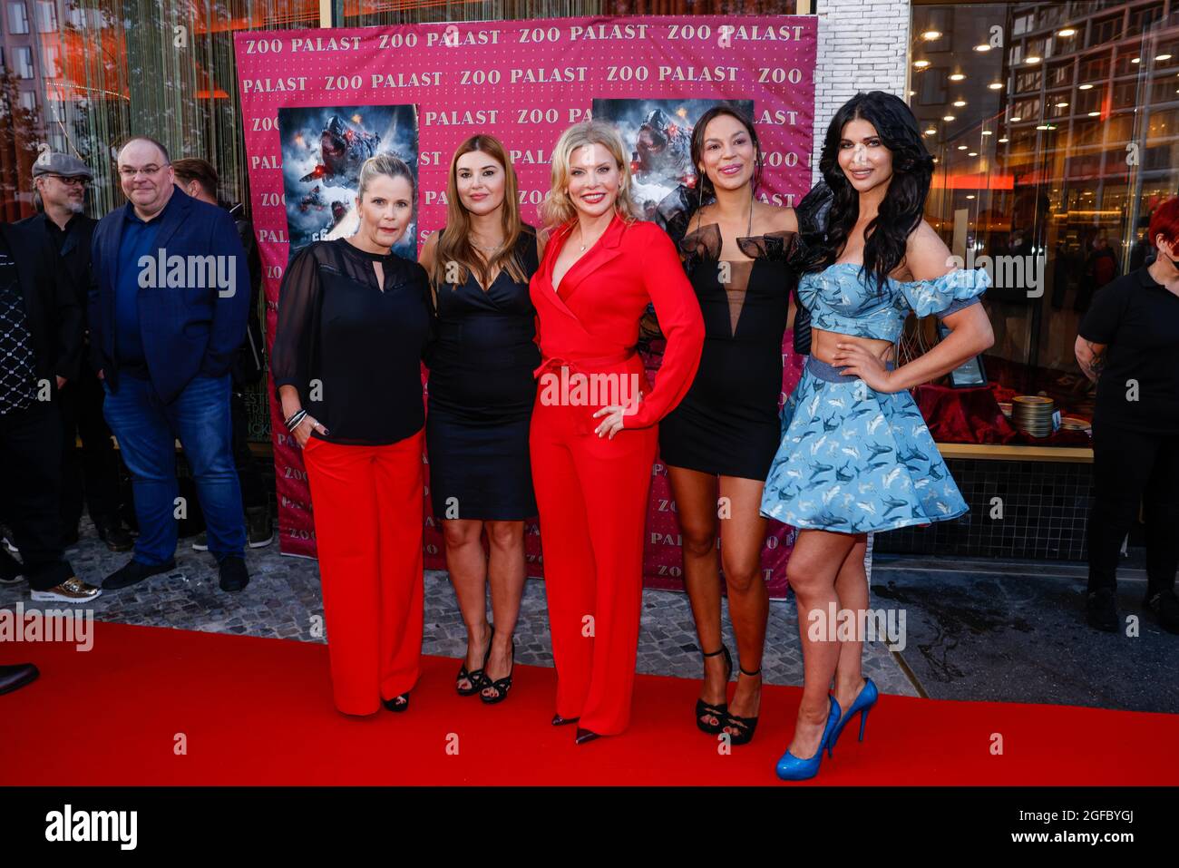 Berlin, Deutschland. August 2021. Michaela Schaffrath (l-r), Barbara Nedeljáková, Eva Habermann, Gisele Oppermann und Micaela Schaefer kommen zur deutschen Premiere des Films „Sky Sharks“ im Kino Zoo Palast. Quelle: Gerald Matzka/dpa/Alamy Live News Stockfoto