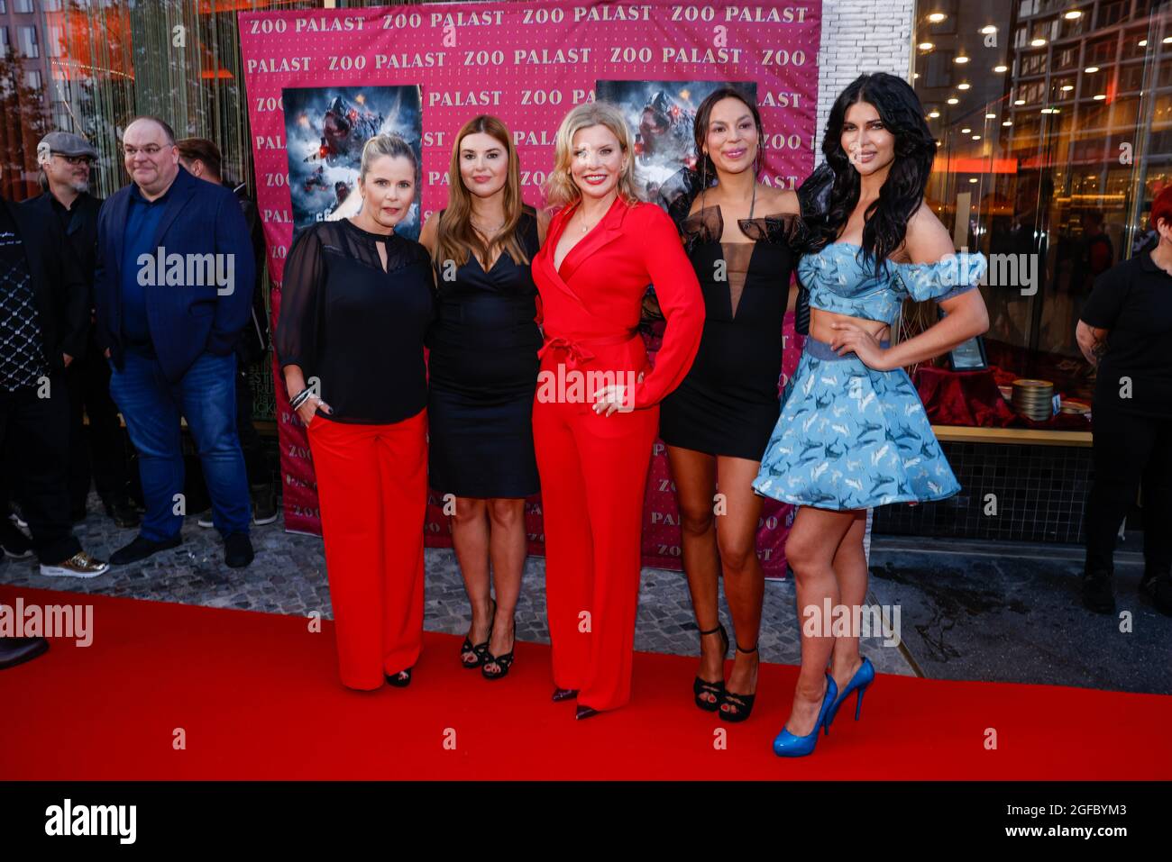 Berlin, Deutschland. August 2021. Michaela Schaffrath (l-r), Barbara Nedeljáková, Eva Habermann, Gisele Oppermann und Micaela Schaefer kommen zur deutschen Premiere des Films „Sky Sharks“ im Kino Zoo Palast. Quelle: Gerald Matzka/dpa/Alamy Live News Stockfoto