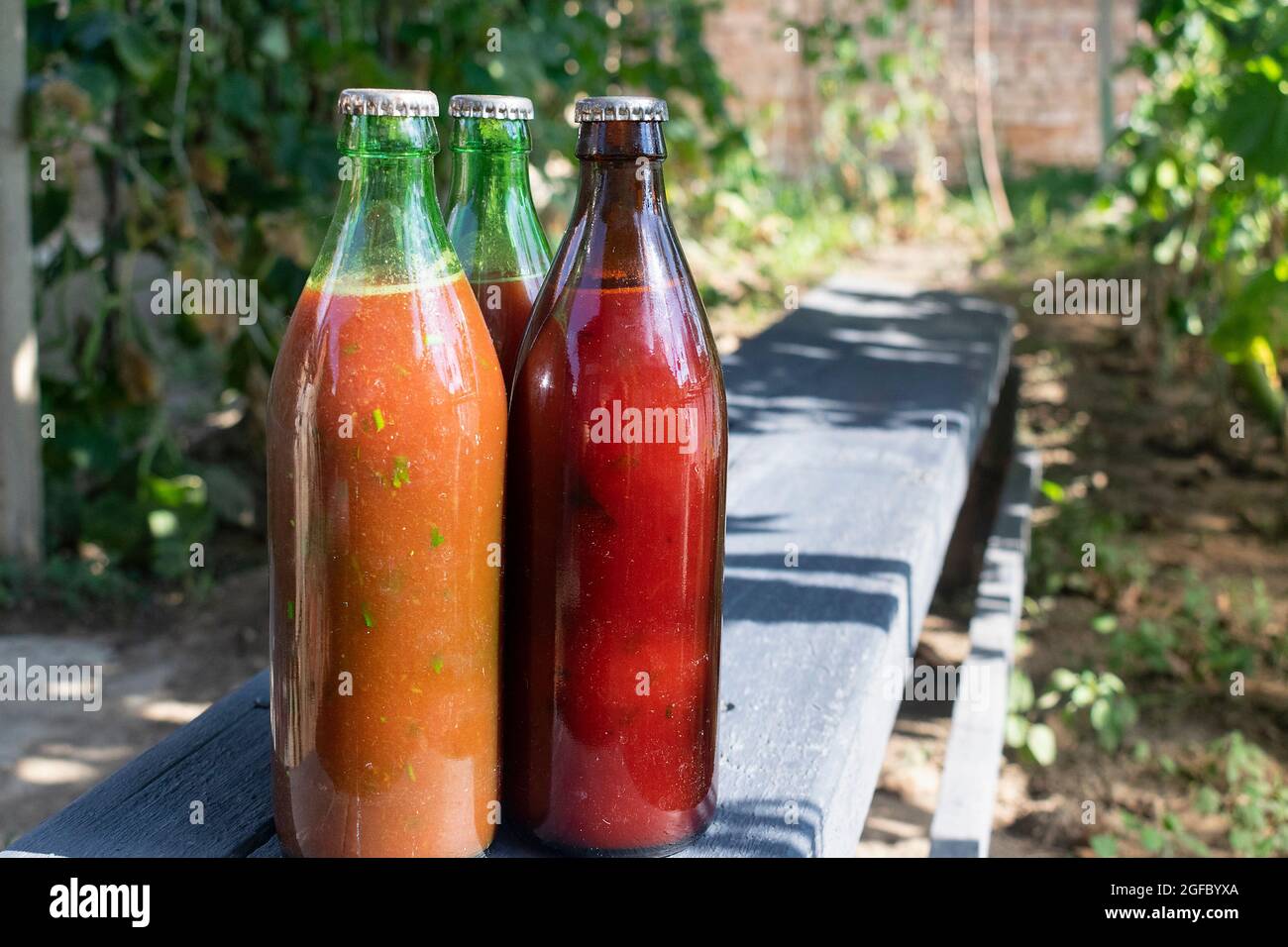 Hausgemachte Tomatensauce in der Glasflasche Stockfoto