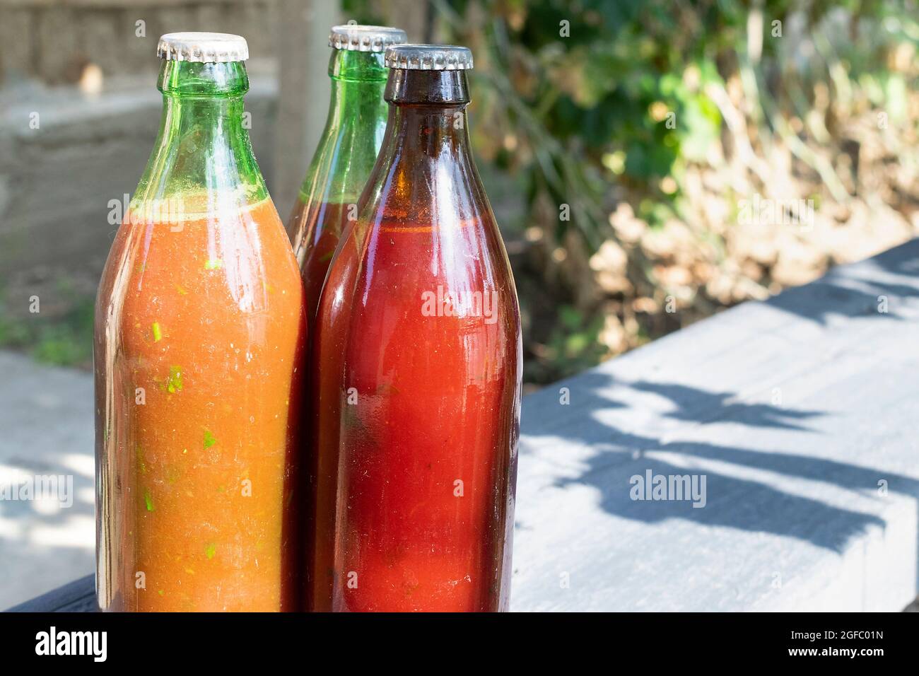 Hausgemachte Tomatensauce in der Glasflasche Stockfoto