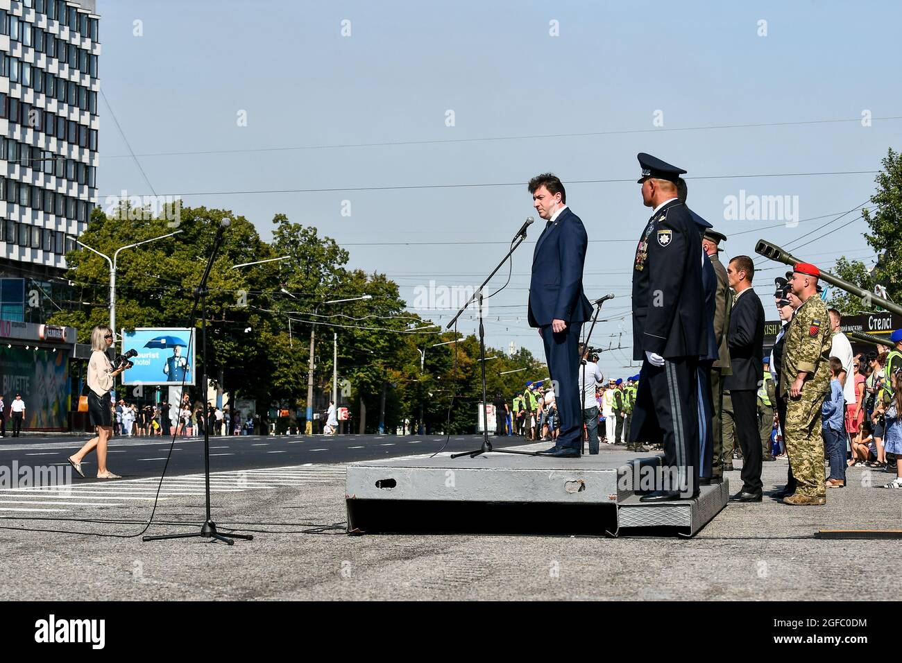 Nicht exklusiv: SAPORISCHSCHSCHJA, UKRAINE - 24. AUGUST 2021 - Oleksandr Starukh, Leiter der regionalen Staatsverwaltung Zaporischschschja, hält während des Th eine Rede Stockfoto