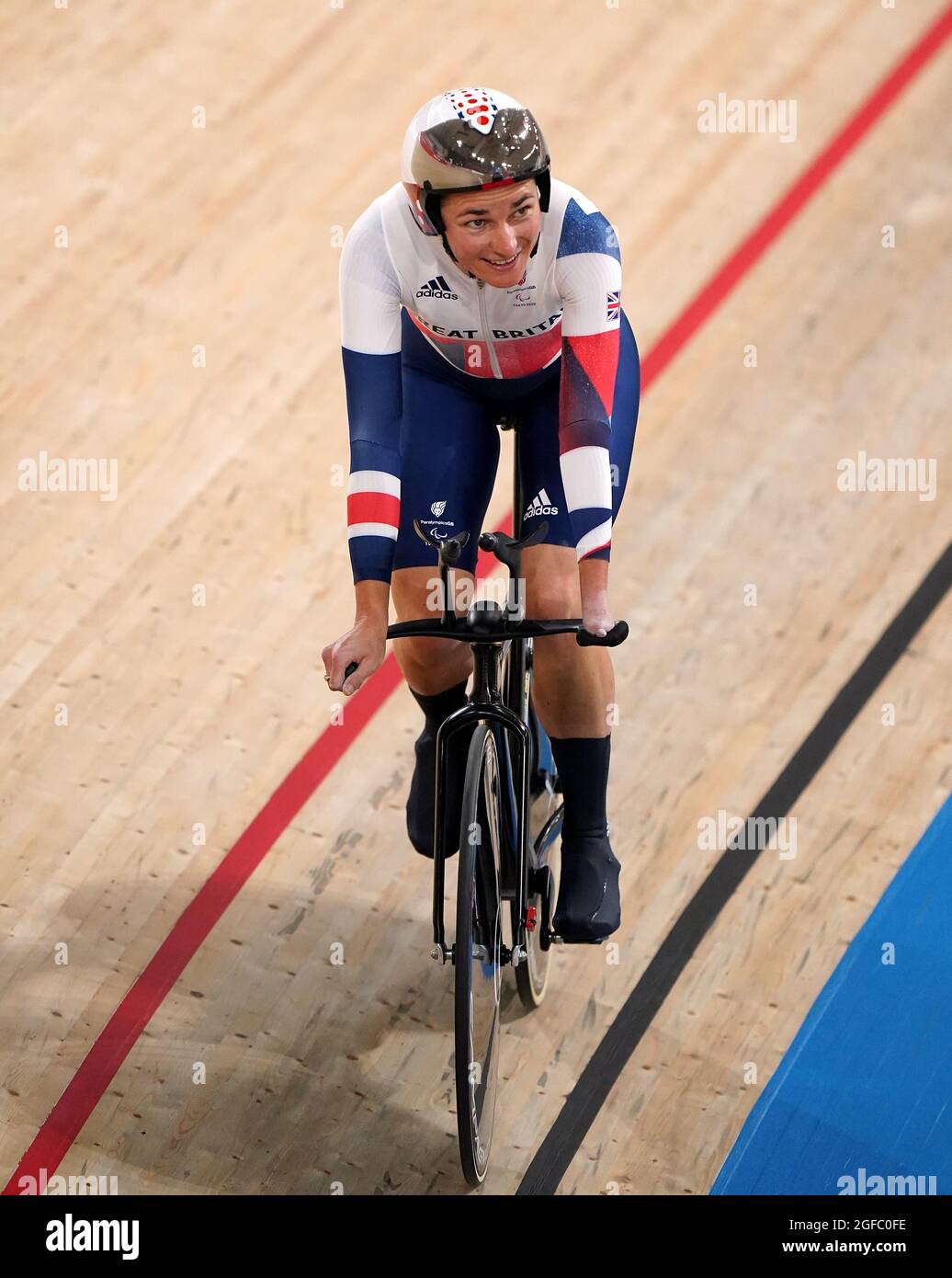Die britische Dame Sarah Story feiert den Goldsieg bei der Einzeljagd der Frauen im C5 3000 m-Lauf während des Track Cycling auf dem Izu Velodrome am ersten Tag der Paralympischen Spiele in Tokio 2020 in Japan. Bilddatum: Mittwoch, 25. August 2021. Stockfoto