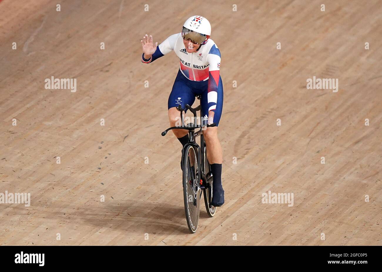 Die britische Dame Sarah Story feiert den Goldsieg bei der Einzeljagd der Frauen im C5 3000 m-Lauf während des Track Cycling auf dem Izu Velodrome am ersten Tag der Paralympischen Spiele in Tokio 2020 in Japan. Bilddatum: Mittwoch, 25. August 2021. Stockfoto